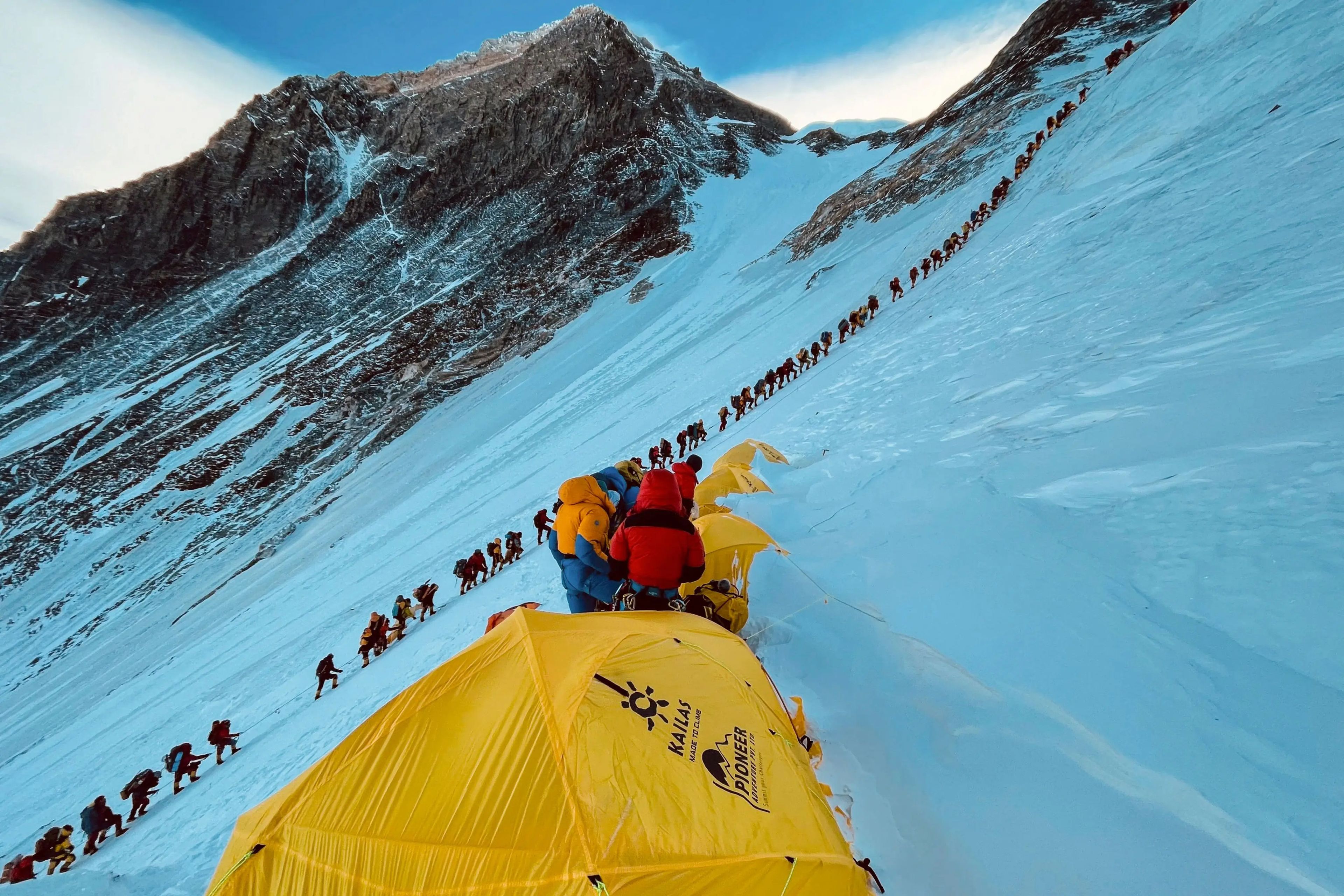 Montañeros subiendo una pendiente del Everest en 2021.