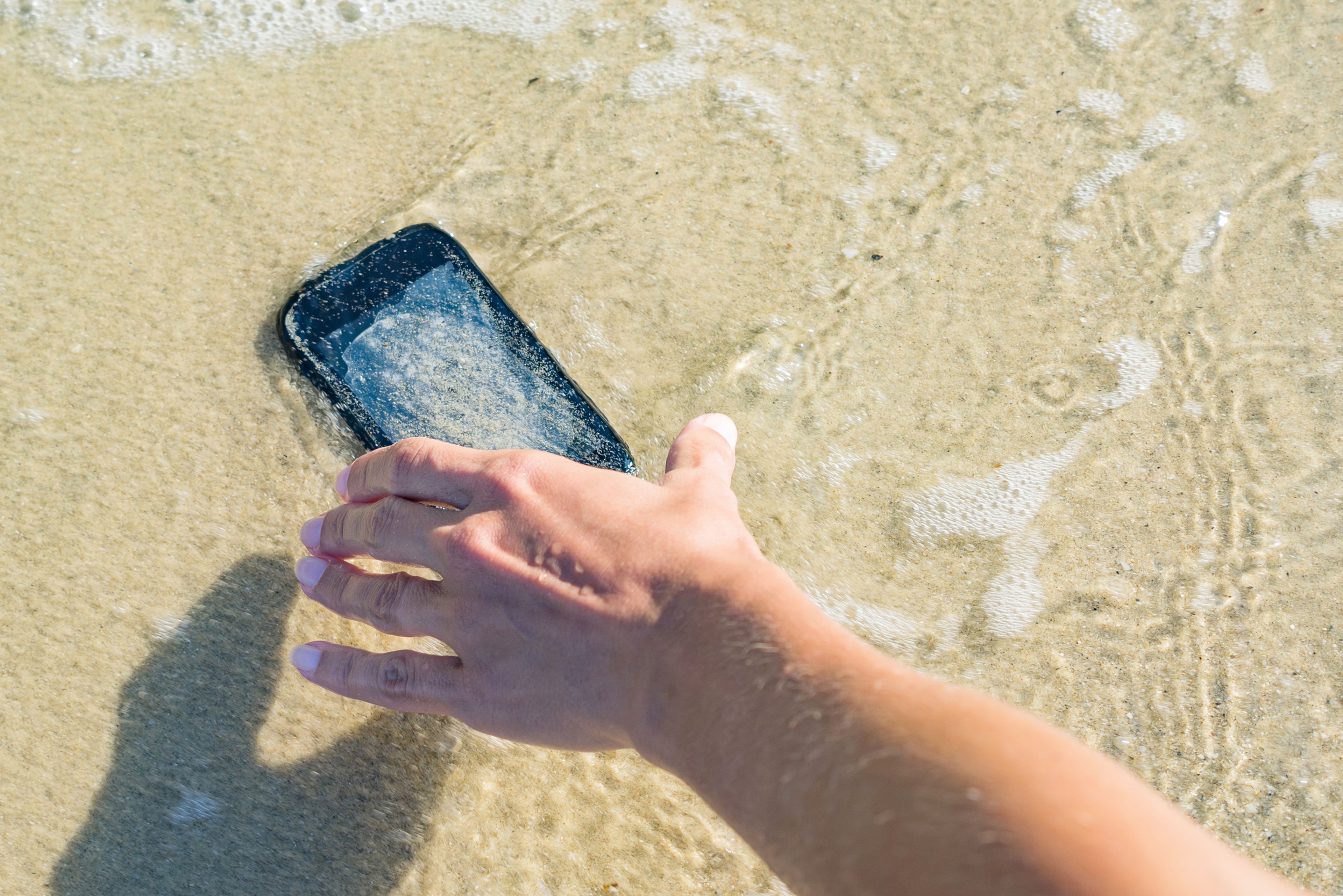 Puede un smartphone dejar de ser resistente al agua después de un