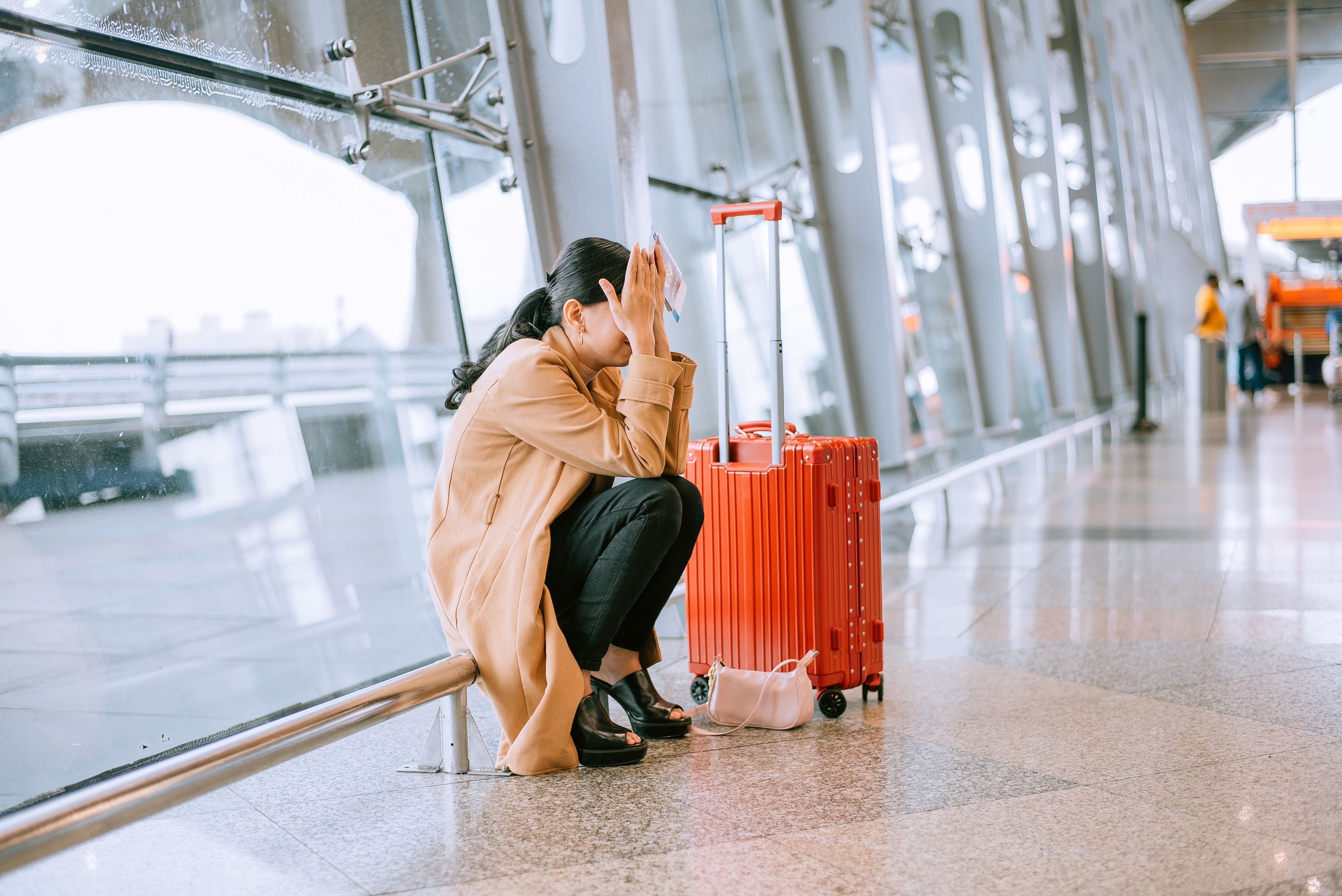 Mujer frustrada en el aeropuerto por un vuelo retrasado o cancelado