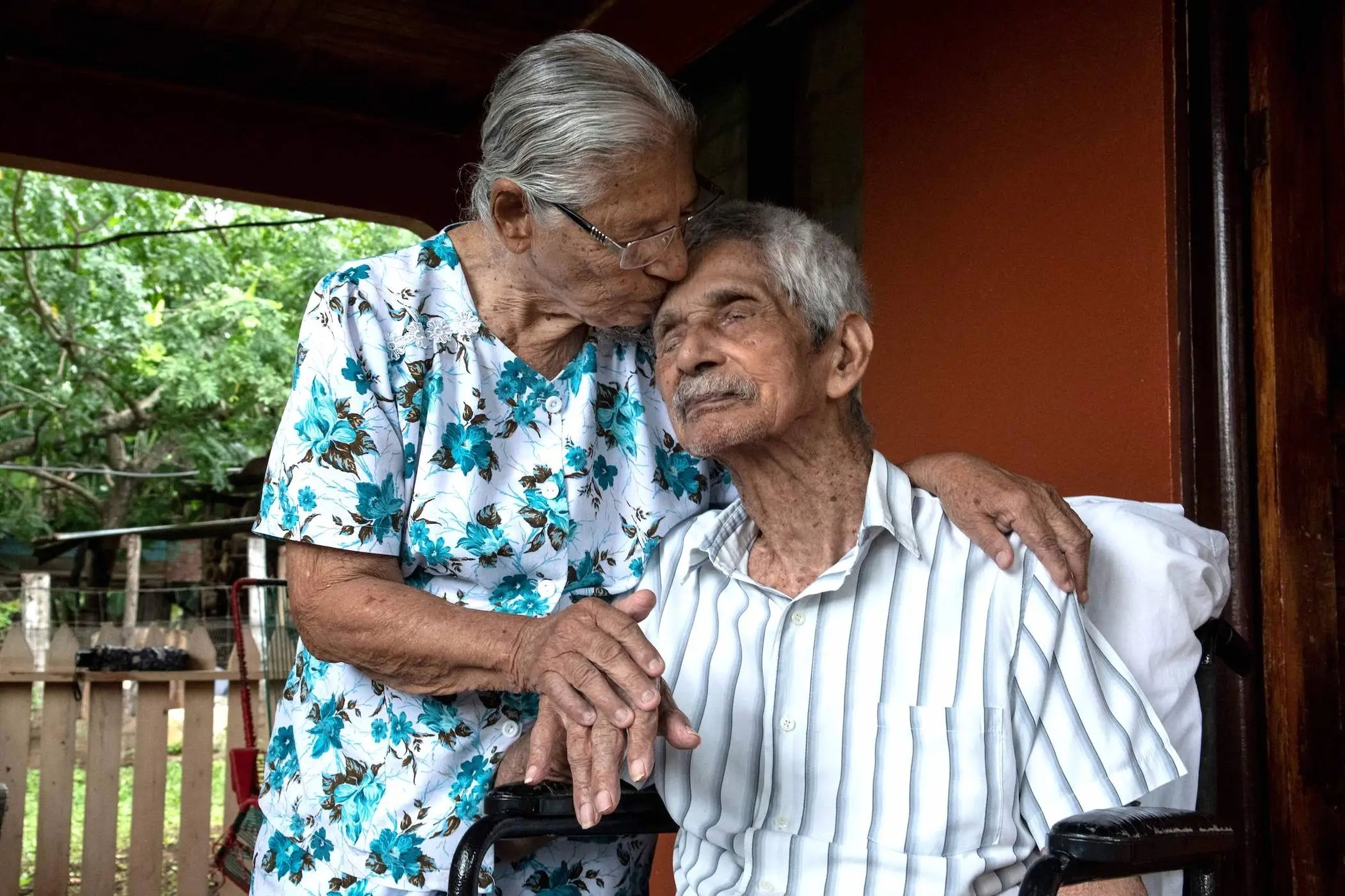 Clementina Espinoza, de 91 años, besa a su marido Agustín Espinoza, de 100, en Nicoya, Costa Rica.