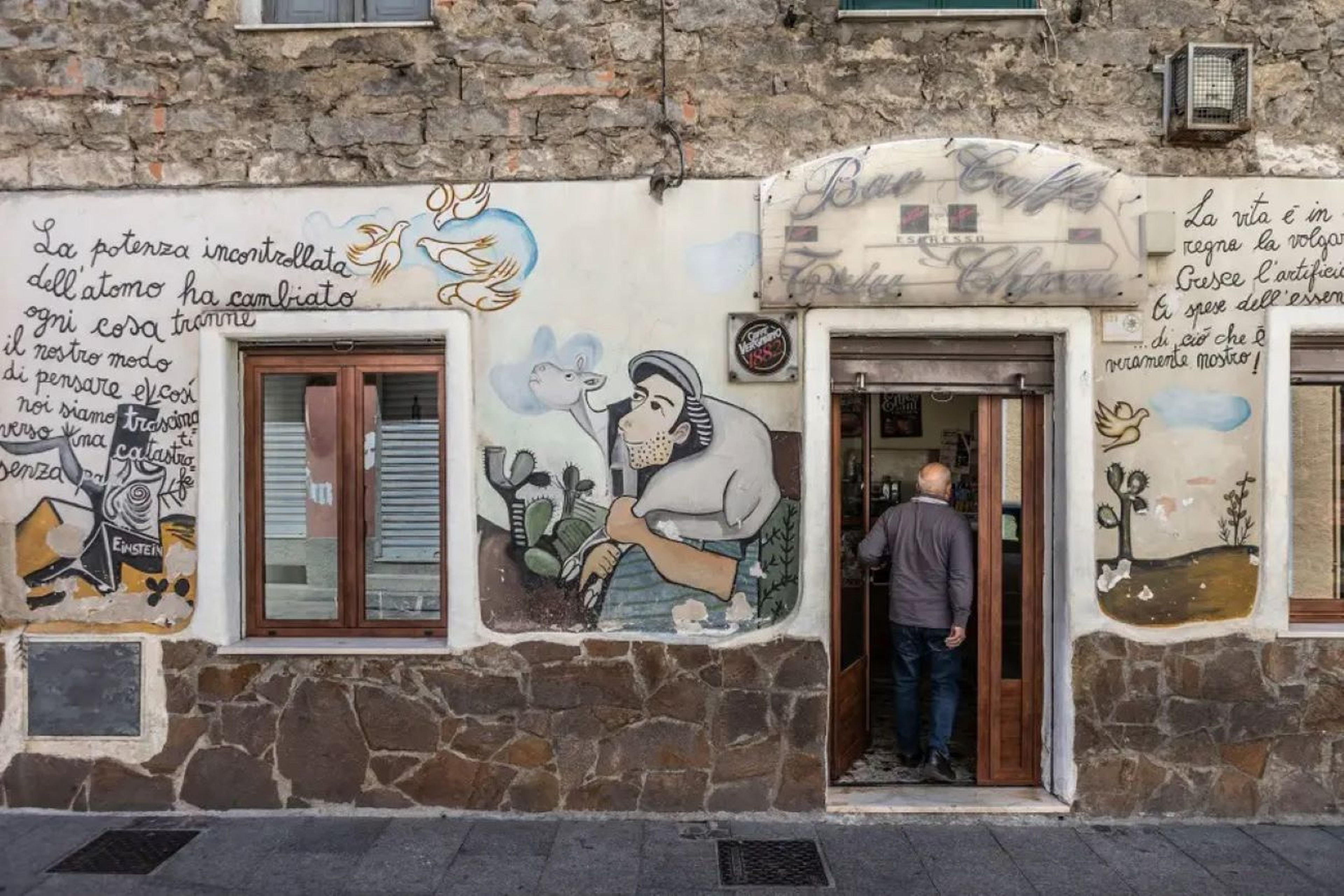 Orgosolo es una ciudad sarda famosa por sus murales. También alberga un número inusualmente alto de centenarios.