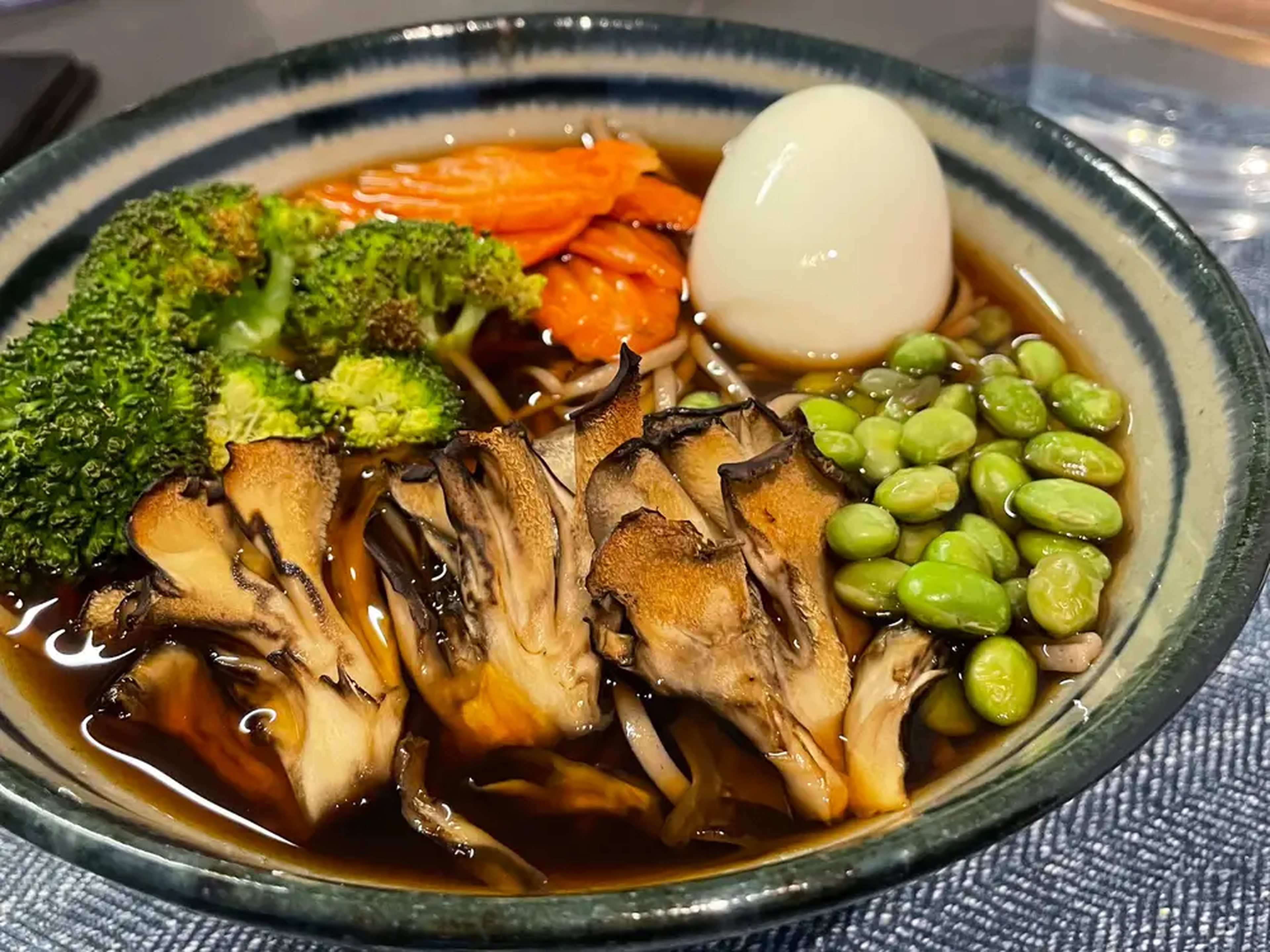 Añadir aderezos de verduras a la sopa de fideos soba ayuda a que llene más.