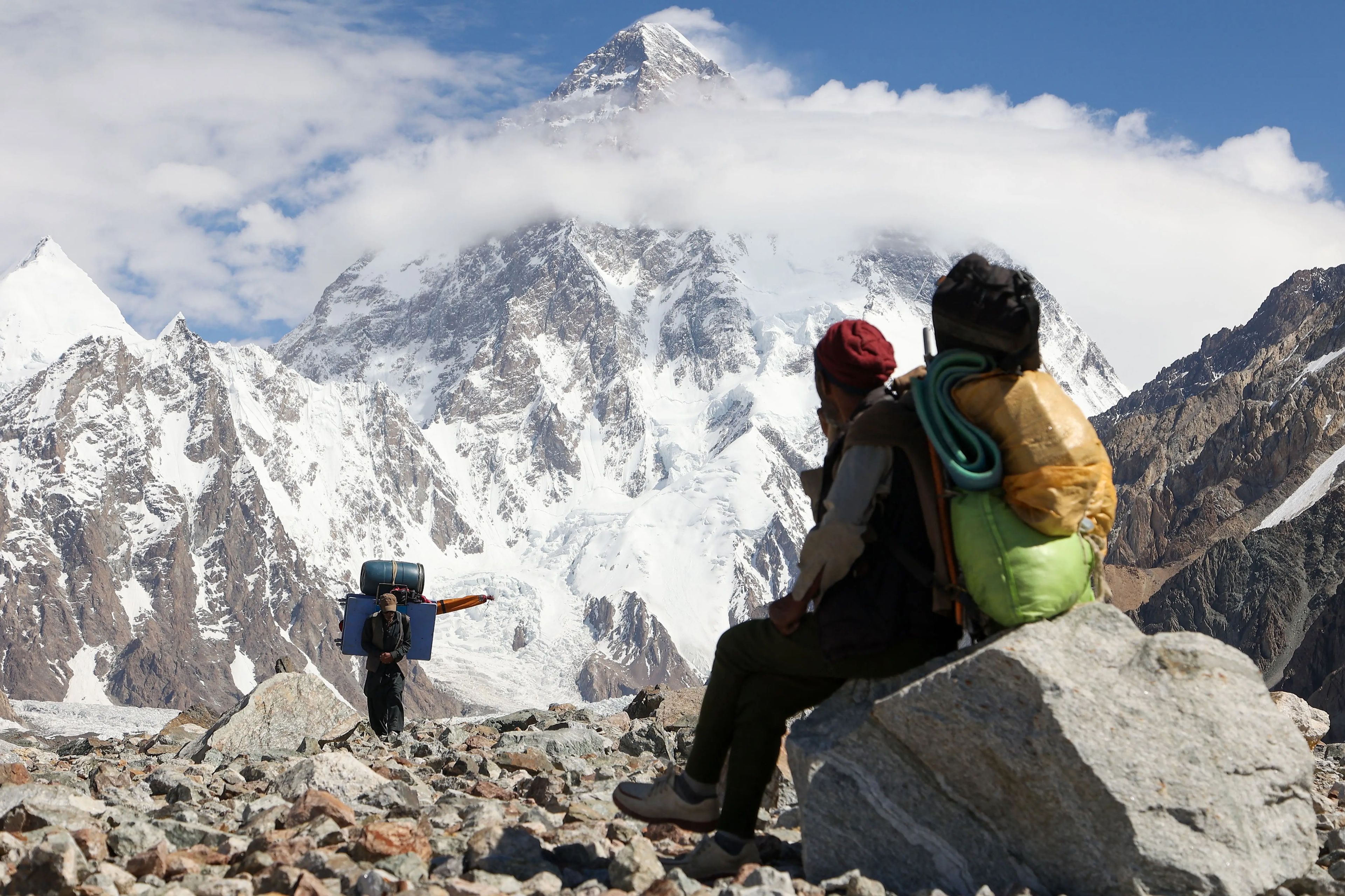 Un porteador pakistaní mira hacia el K2 el 15 de julio. 