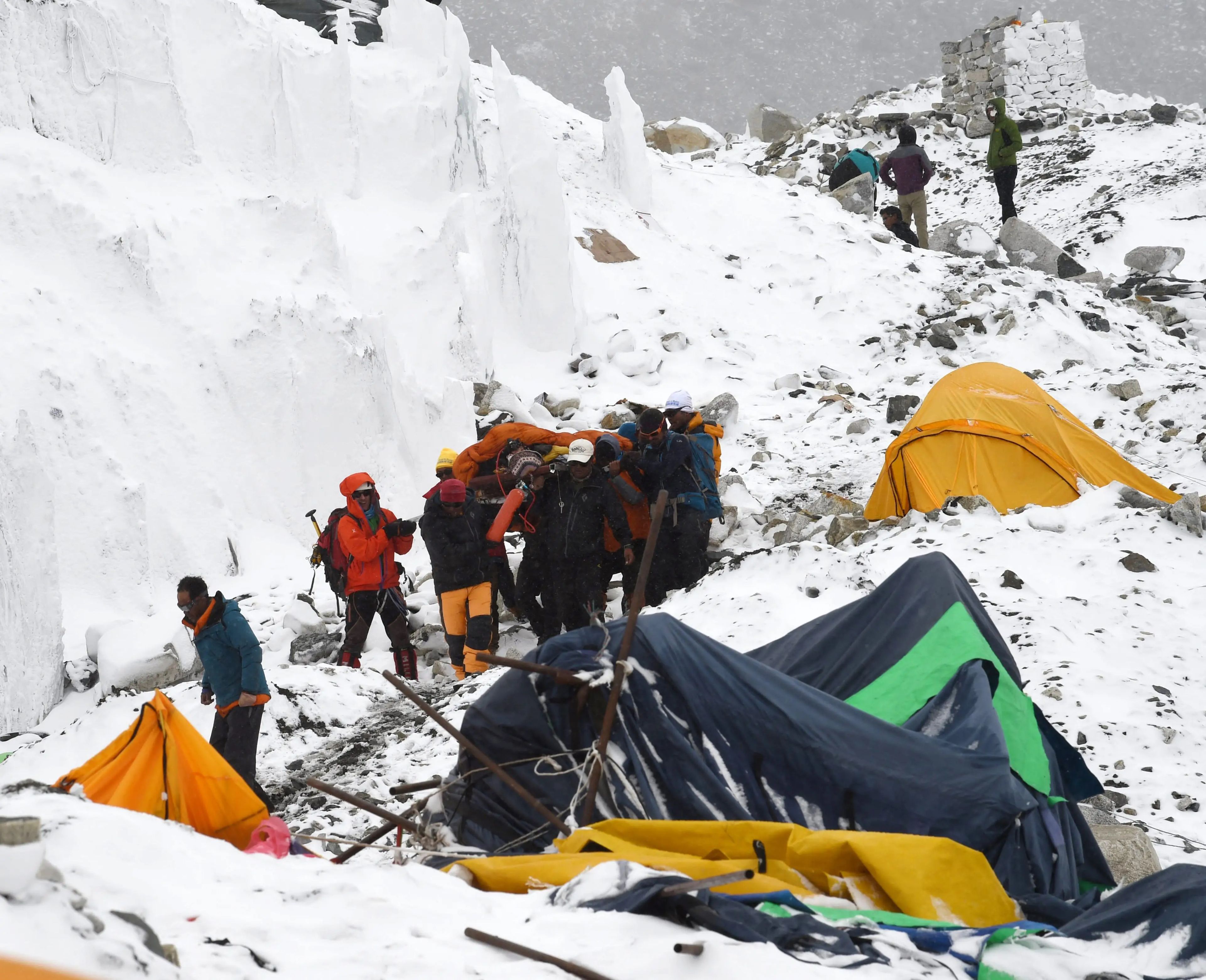 Rescatistas transportan a un sherpa herido por una avalancha de 2015 que arrasó partes del Campo Base del Everest. 