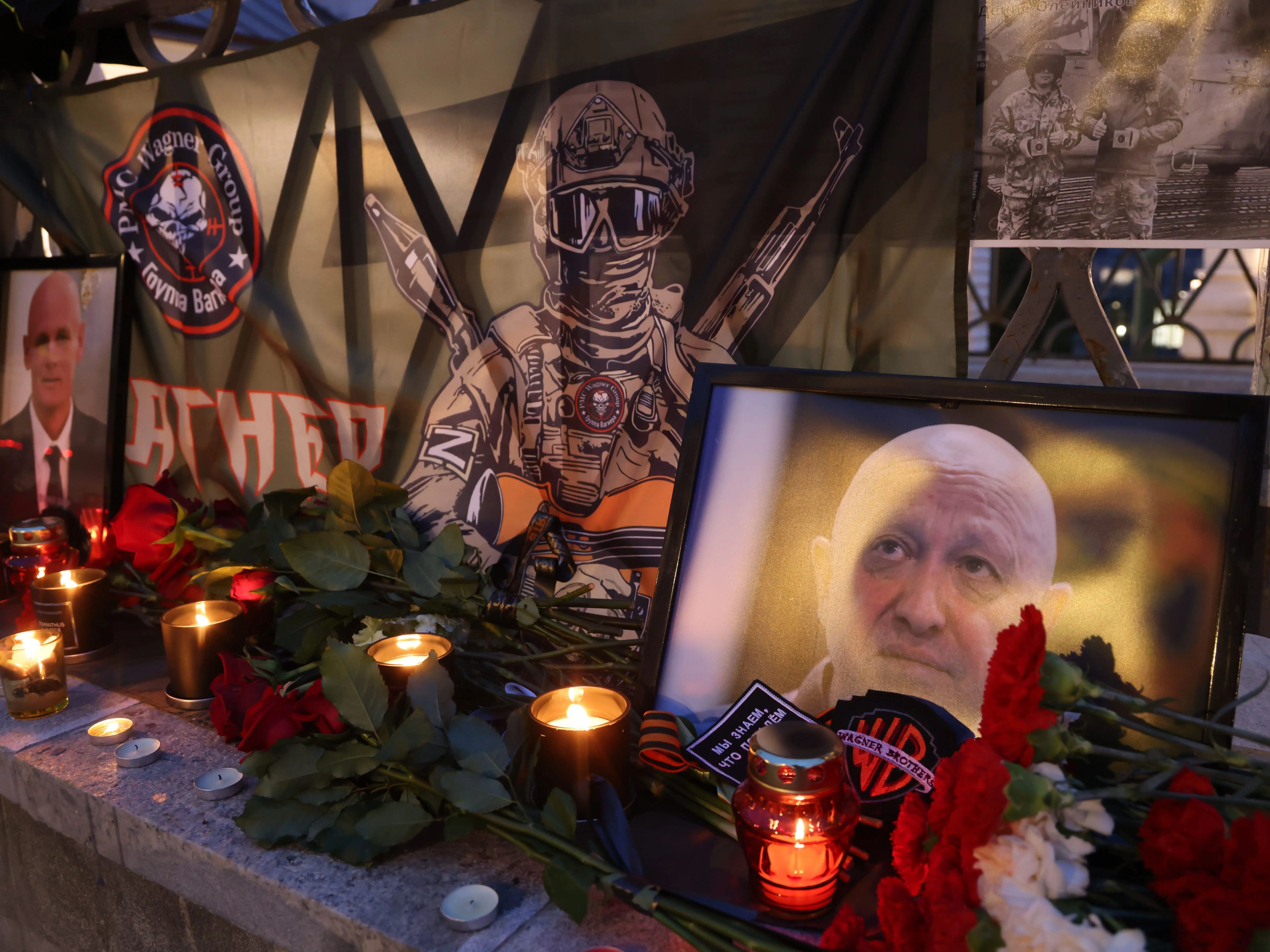 Un retrato de Yevgueni Prigozhin en un monumento en memoria del líder fallecido del grupo Wagner en Moscú.