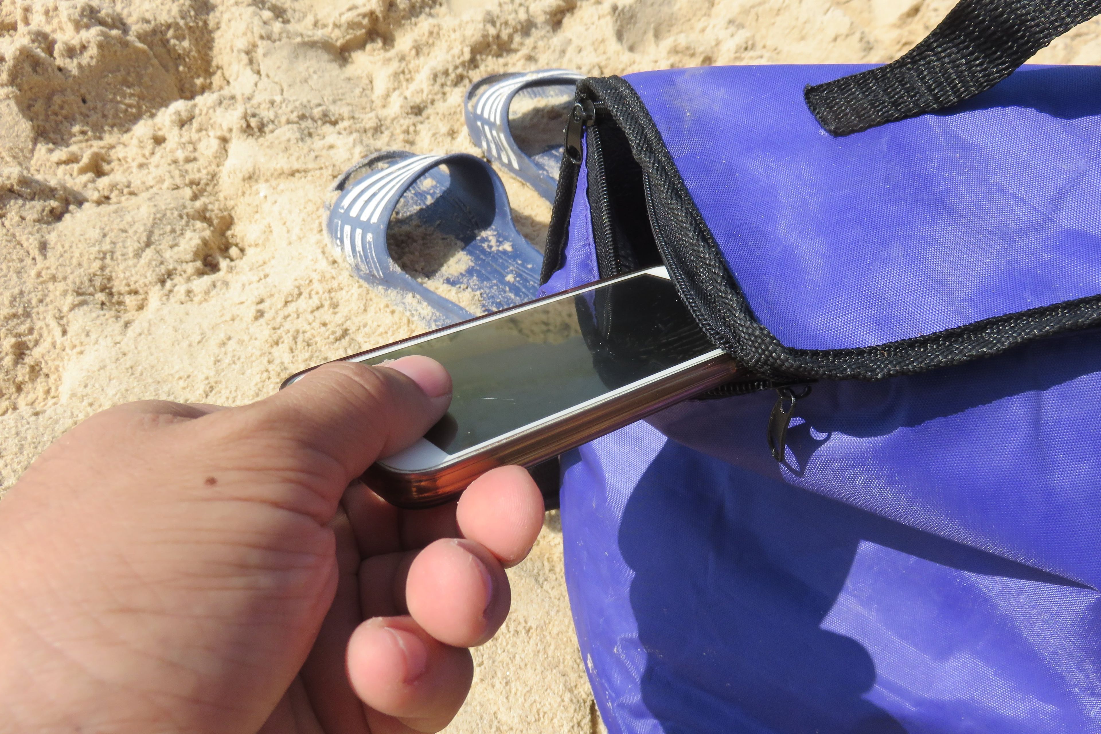 Robo de un móvil en la playa