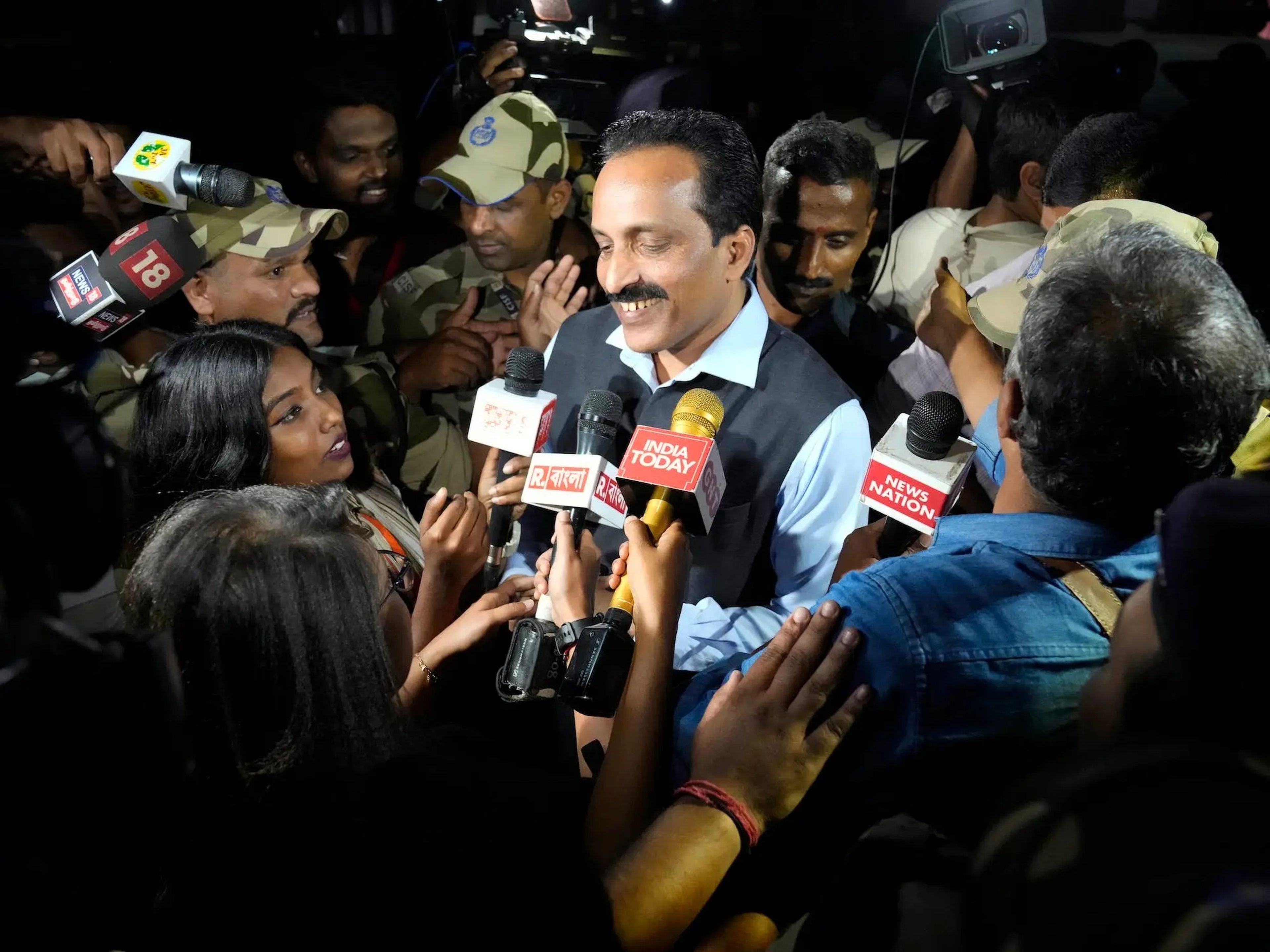 S. Somanath se dirige a los medios de comunicación tras el aterrizaje con éxito de la nave espacial Chandrayaan-3 en la Luna, en Bengaluru, India.