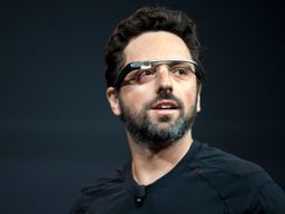 Sergey Brin, cofundador de Google, mostrando las Google Glass originales en 2012.