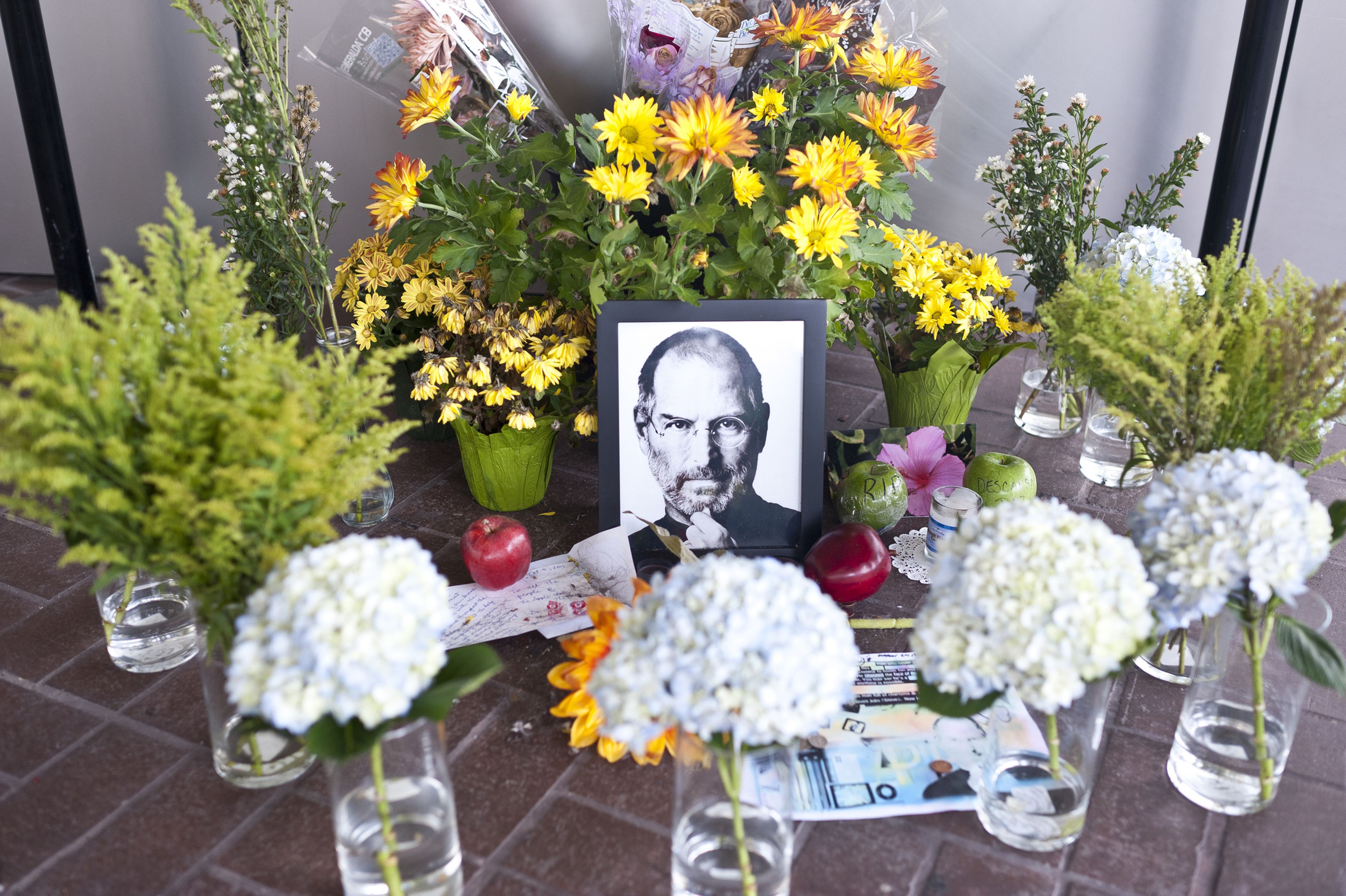 Steve Jobs, memorial con flores