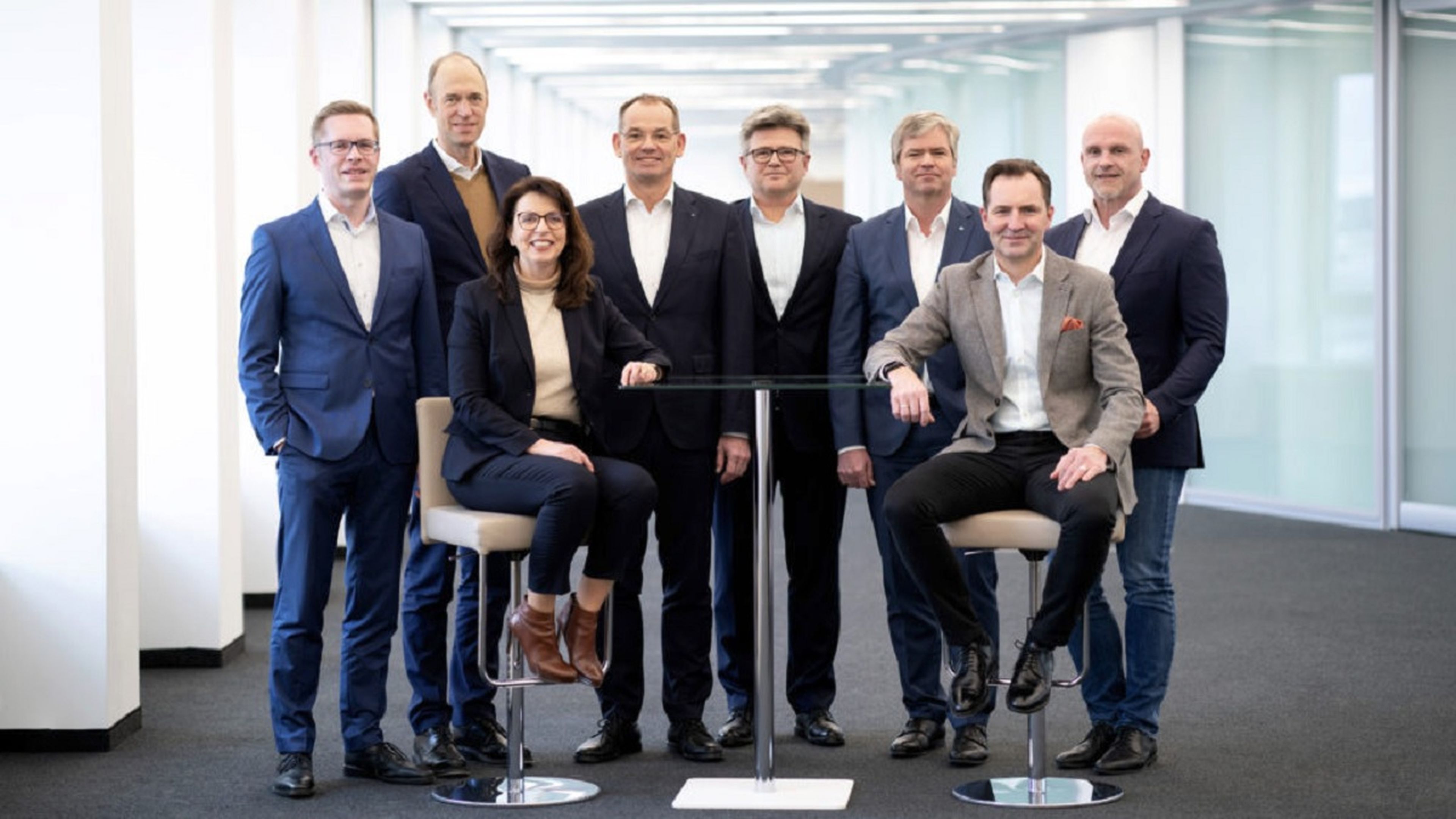 Thomas Schäfer (2º por la derecha): Junto con su compañera de la junta directiva de la marca, Imelda Labbé, y los otros seis altos ejecutivos de VW Turismos.