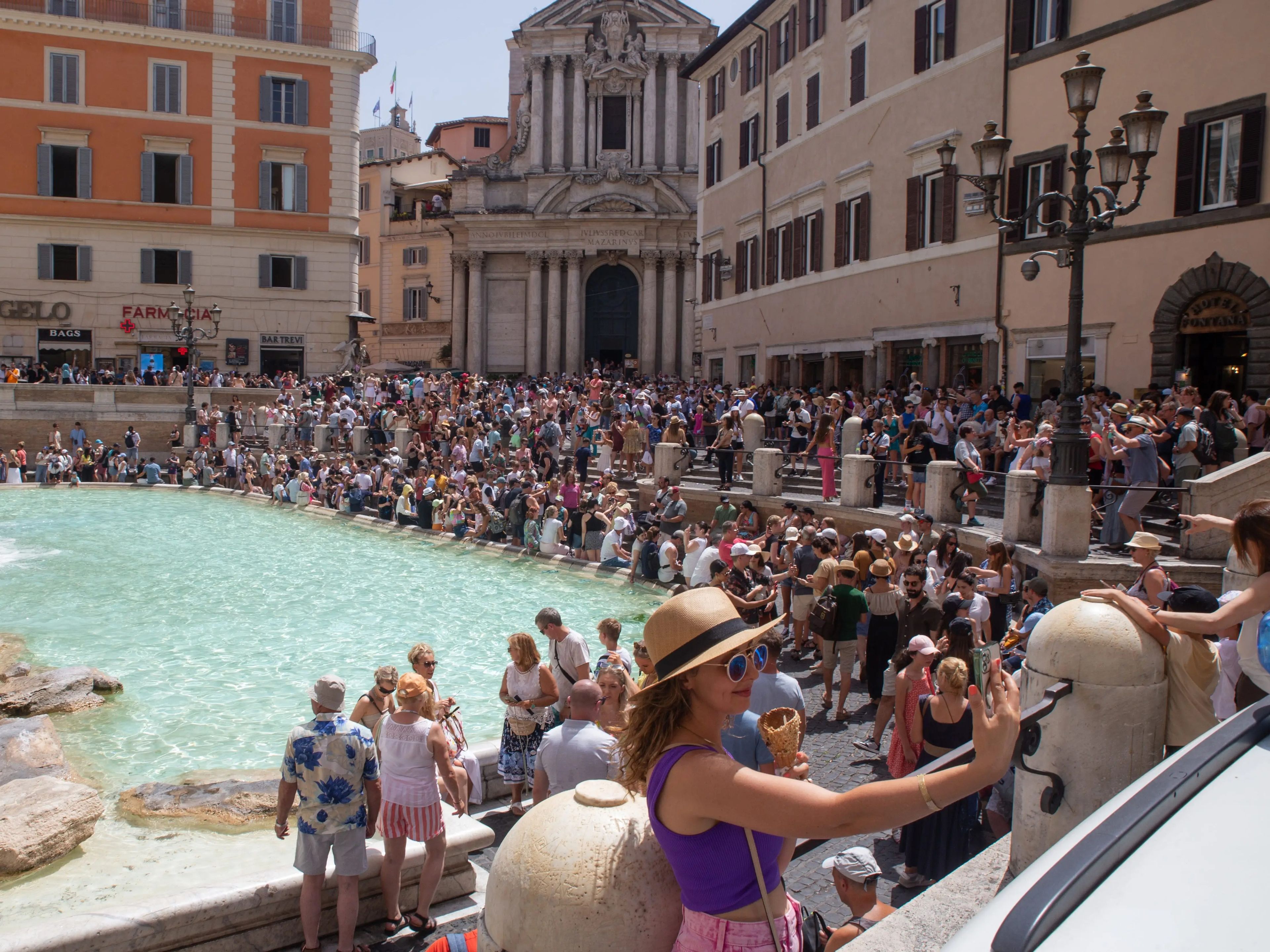 Turistas rodean la Fontana di Trevi en Roma (Italia), el 17 de julio.