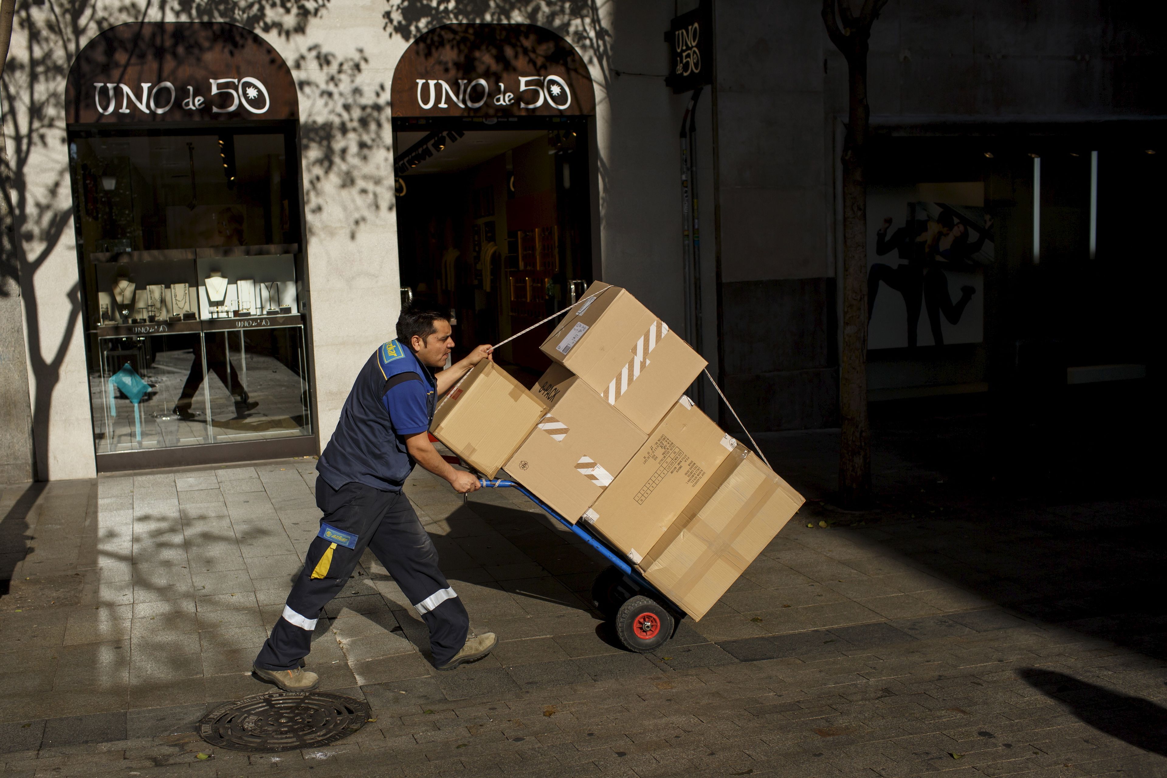 Transporte de cajas/paquetes en España, trabajador