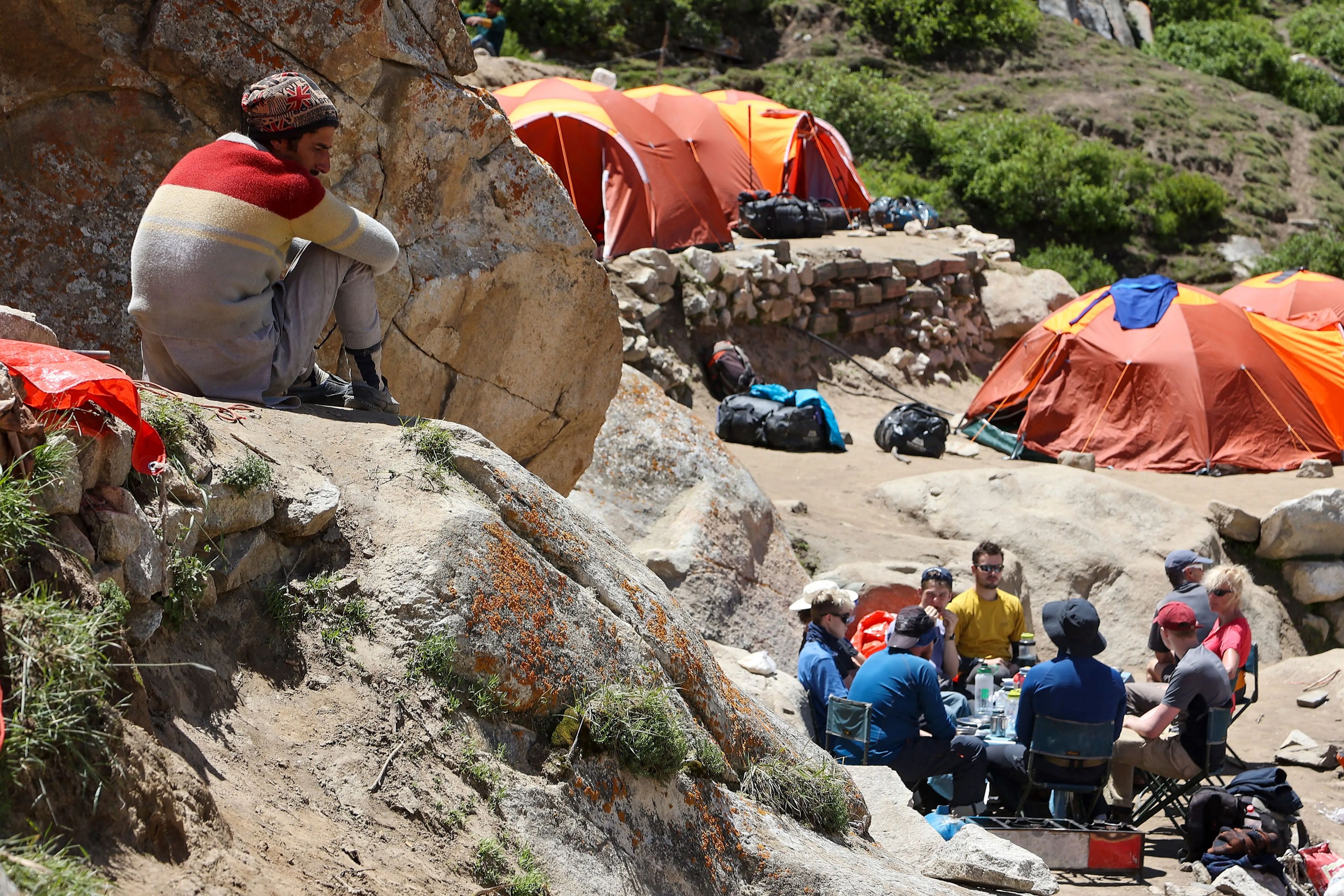 Turistas almorzando en el sendero entre Askole y K2 el 12 de julio.