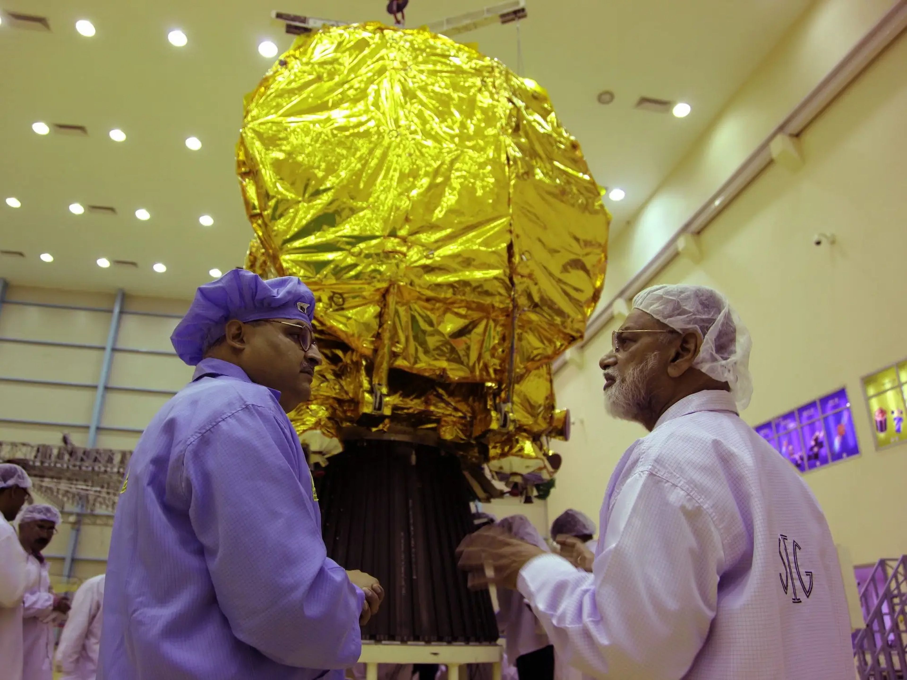 Los científicos de la ISRO durante la preparación del lanzamiento de la nave india a Marte.