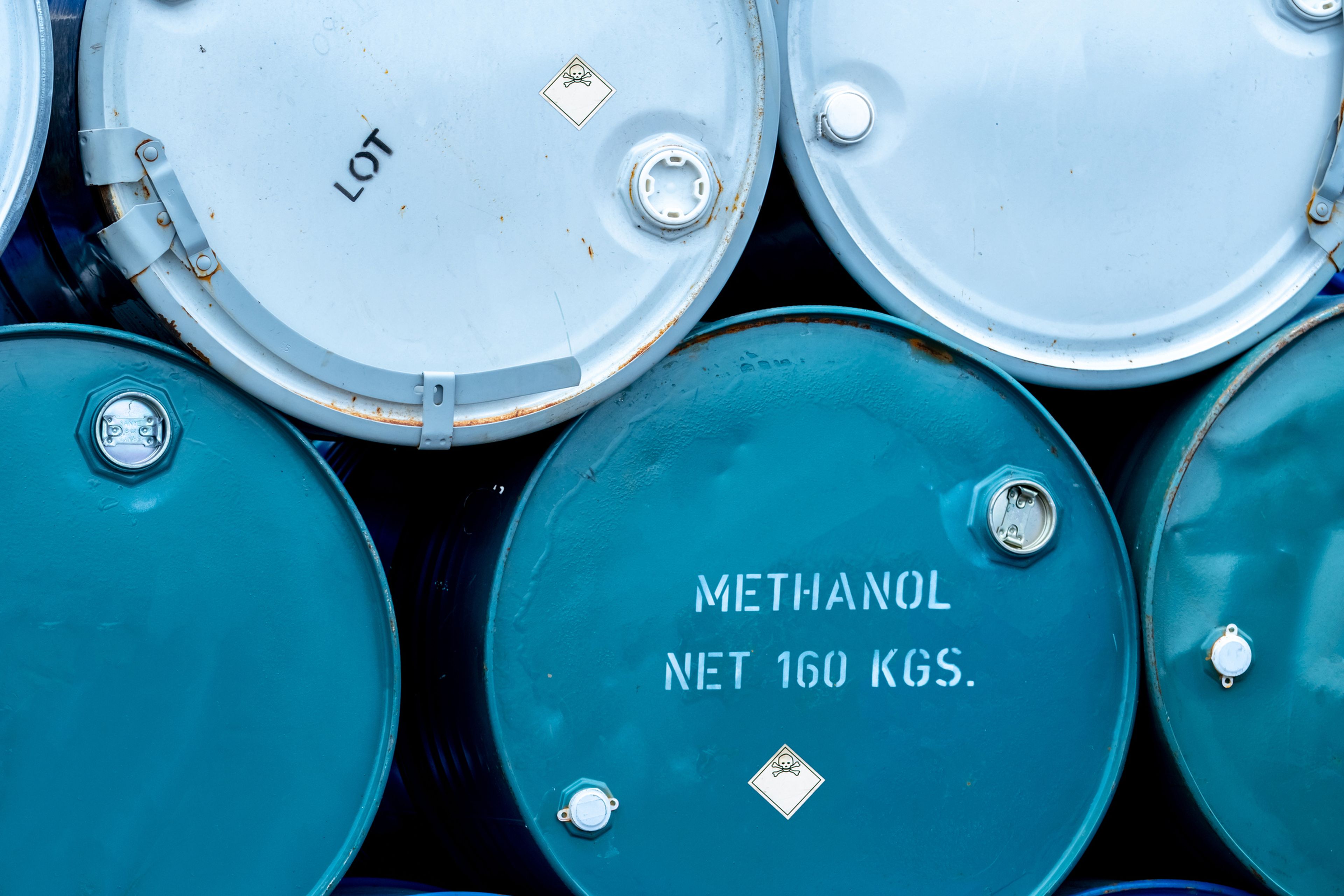 Varios barriles de metanol.
