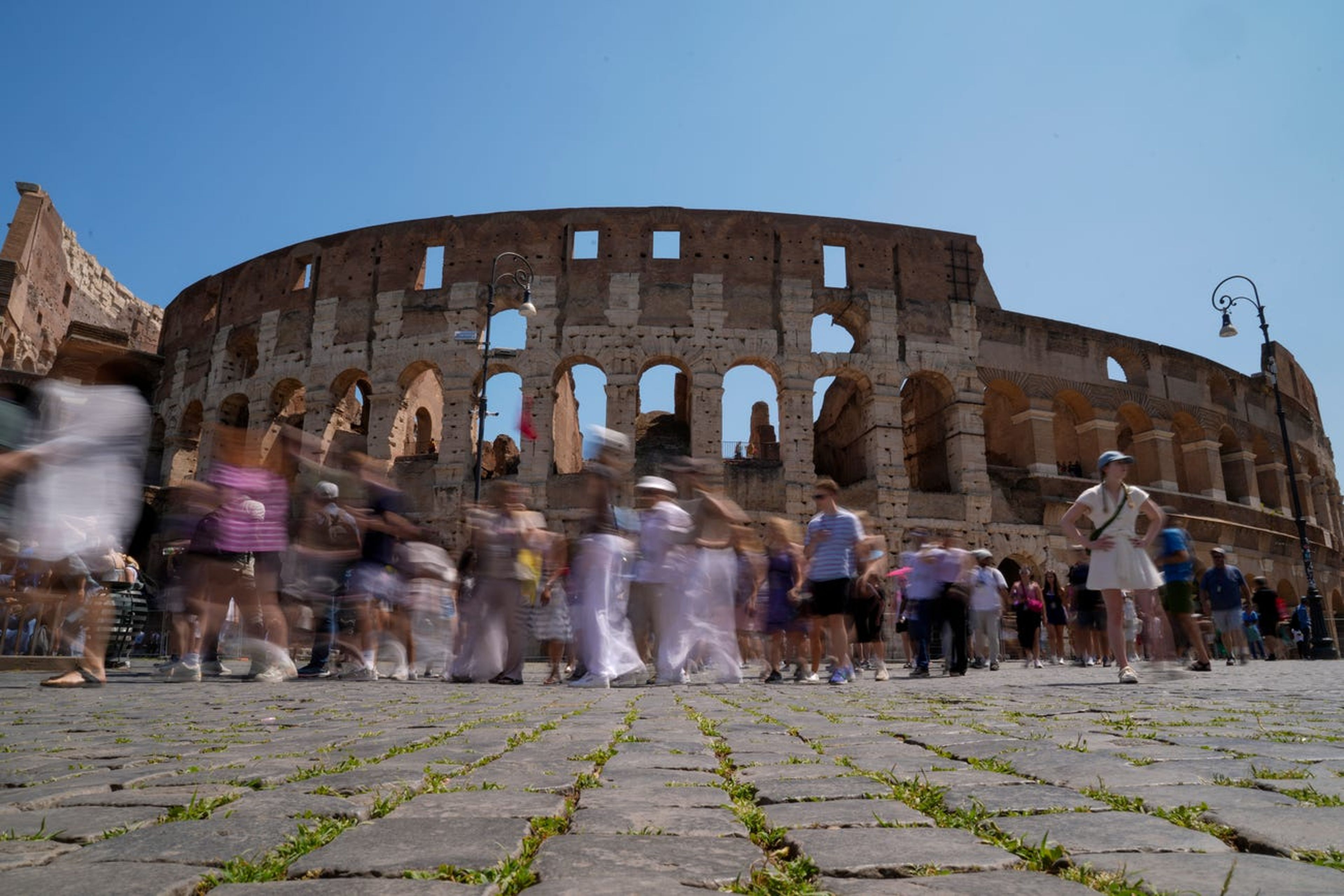 Este verano, varios turistas han pintarrajeado partes del Coliseo de Roma.