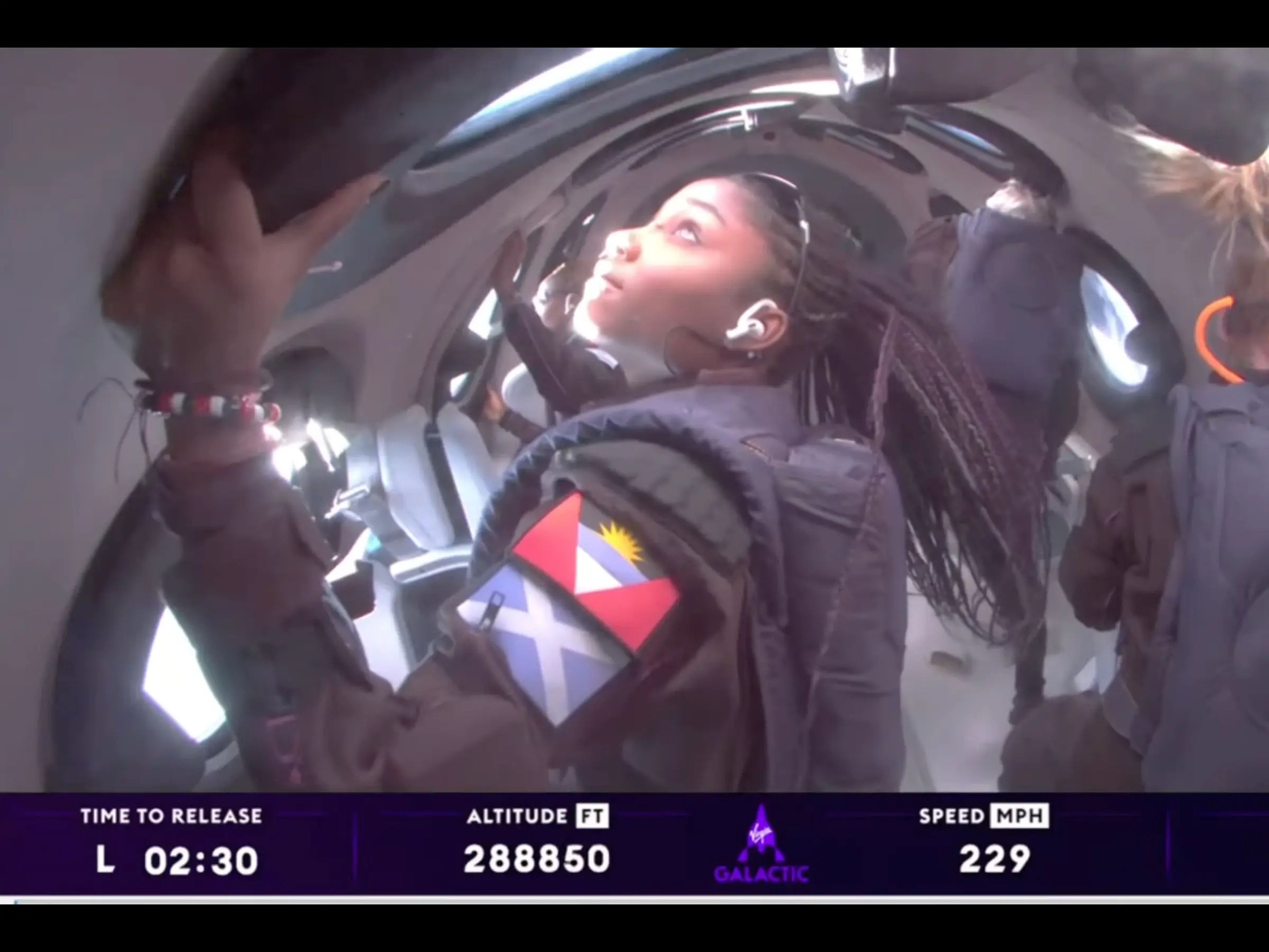 Anastatia Mayers, una de las personas más jóvenes en viajar al espacio, a bordo del vuelo de Virgin Galactic. 