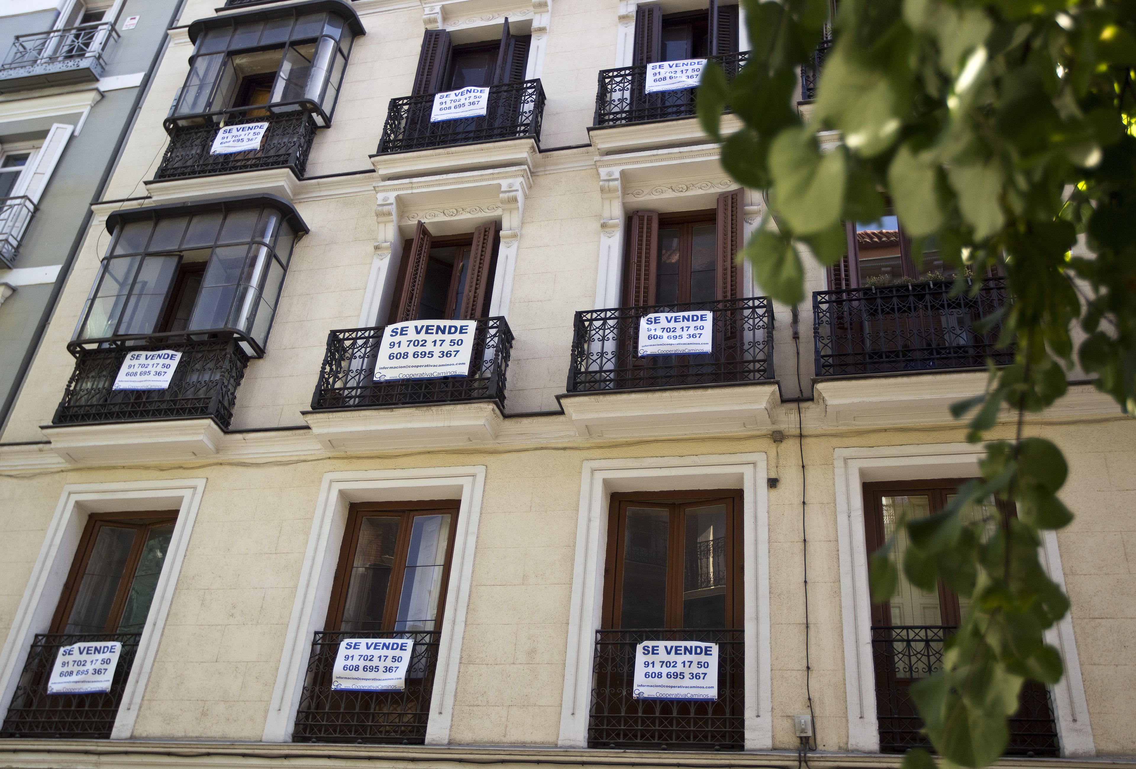 Vivienda en España: casas con cartel de "se vende"