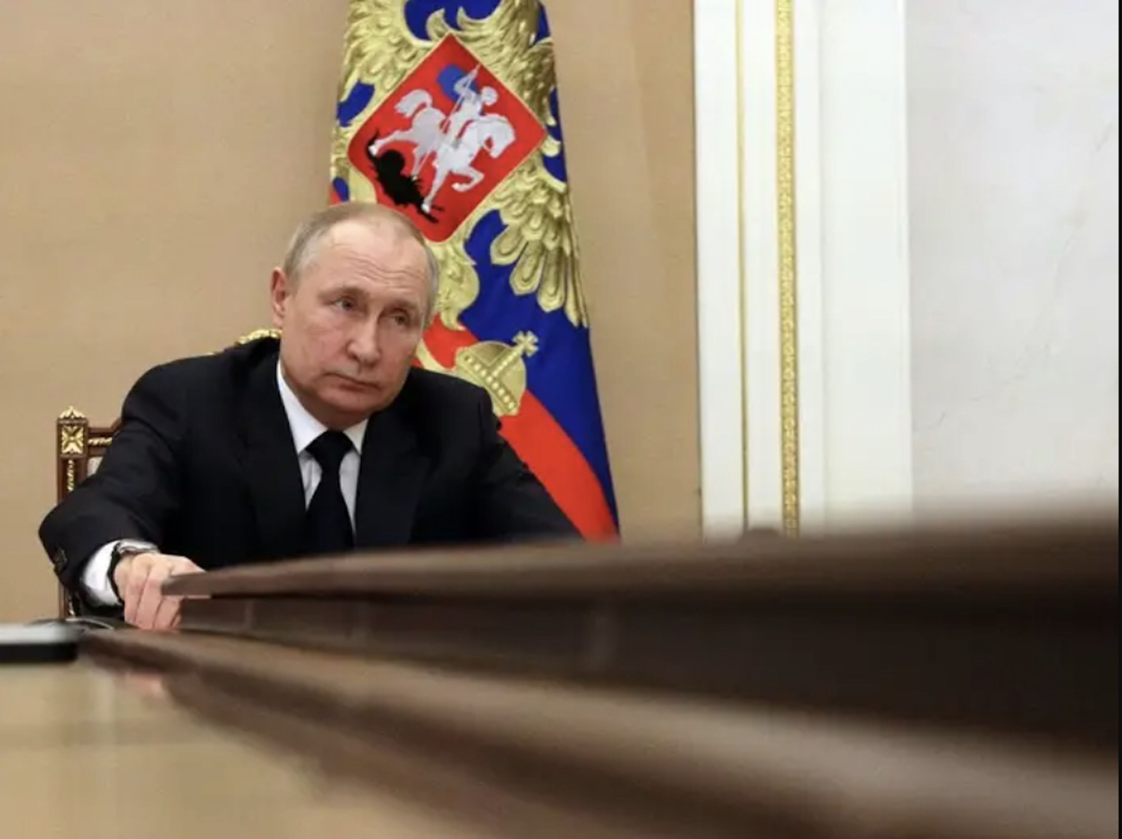 El presidente ruso Vladimir Putin preside una reunión con miembros del gobierno ruso por teleconferencia en Moscú el 10 de marzo de 2022.