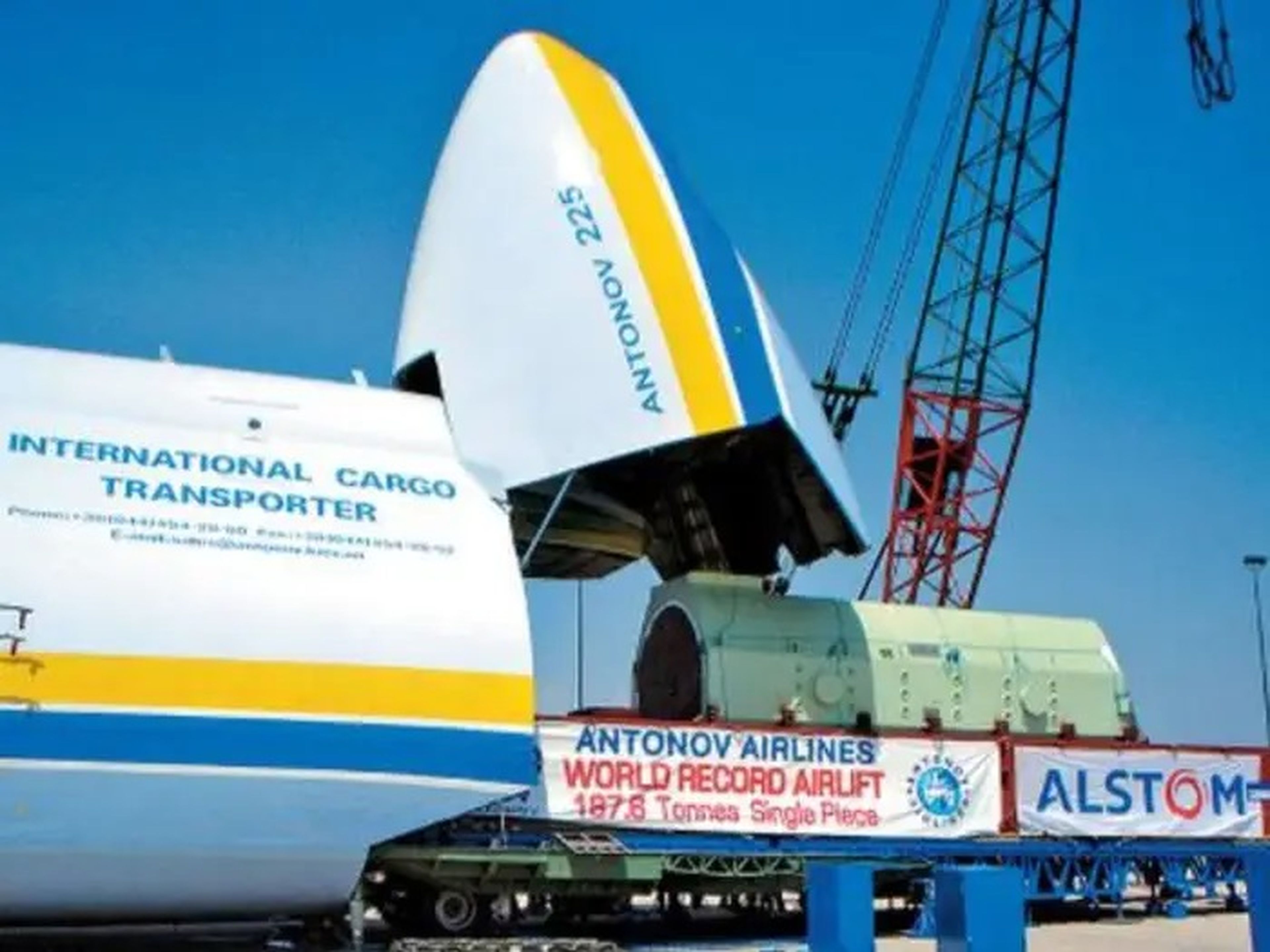 Un generador de 174 toneladas, siendo levantado por el An-225 en 2009.