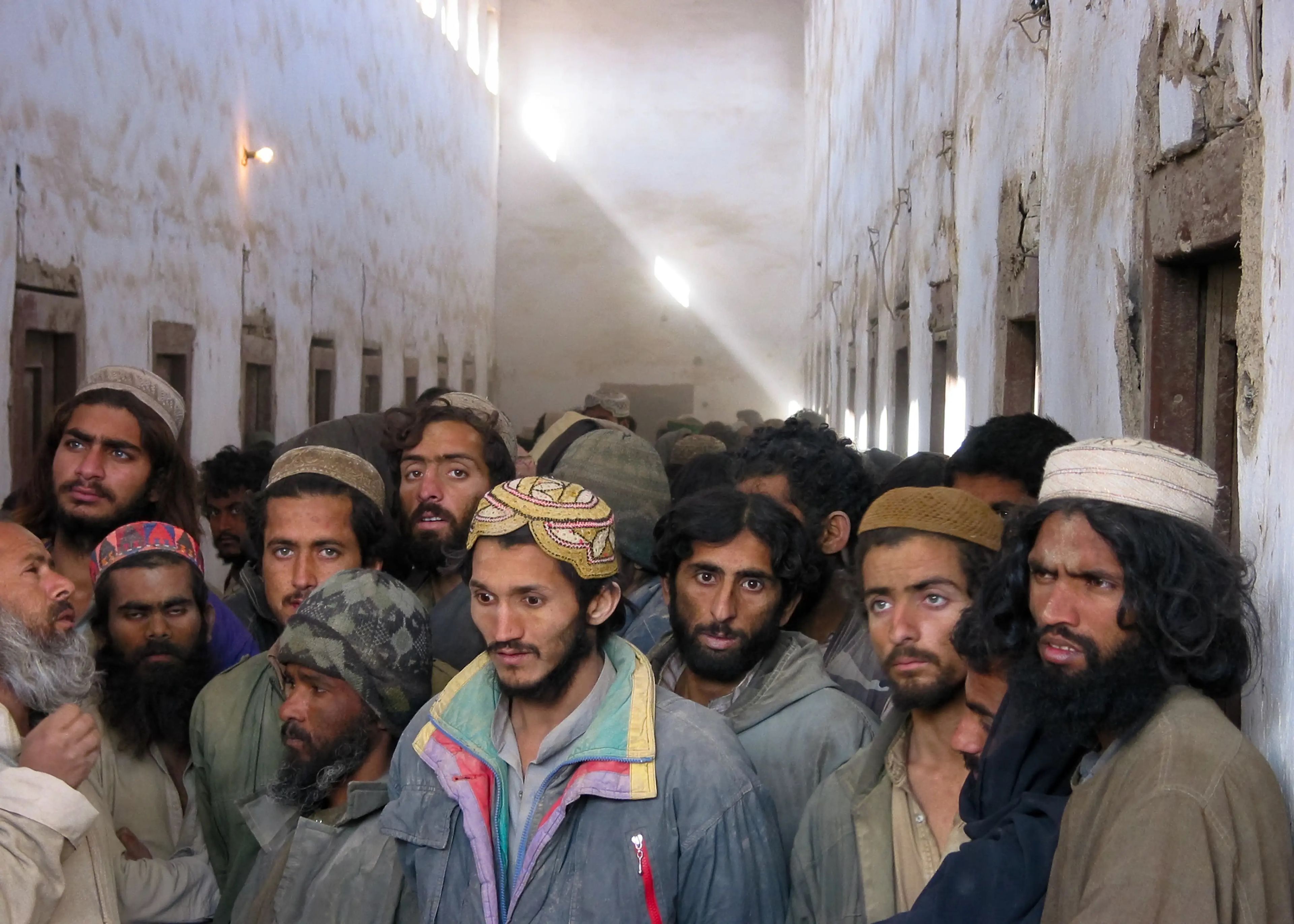 Unos 4.000 prisioneros talibanes capturados por las fuerzas de la OTAN fueron hacinados en una antigua prisión destinada a albergar a 800 prisioneros. Cientos de prisioneros de guerra fueron fusilados por el camino.