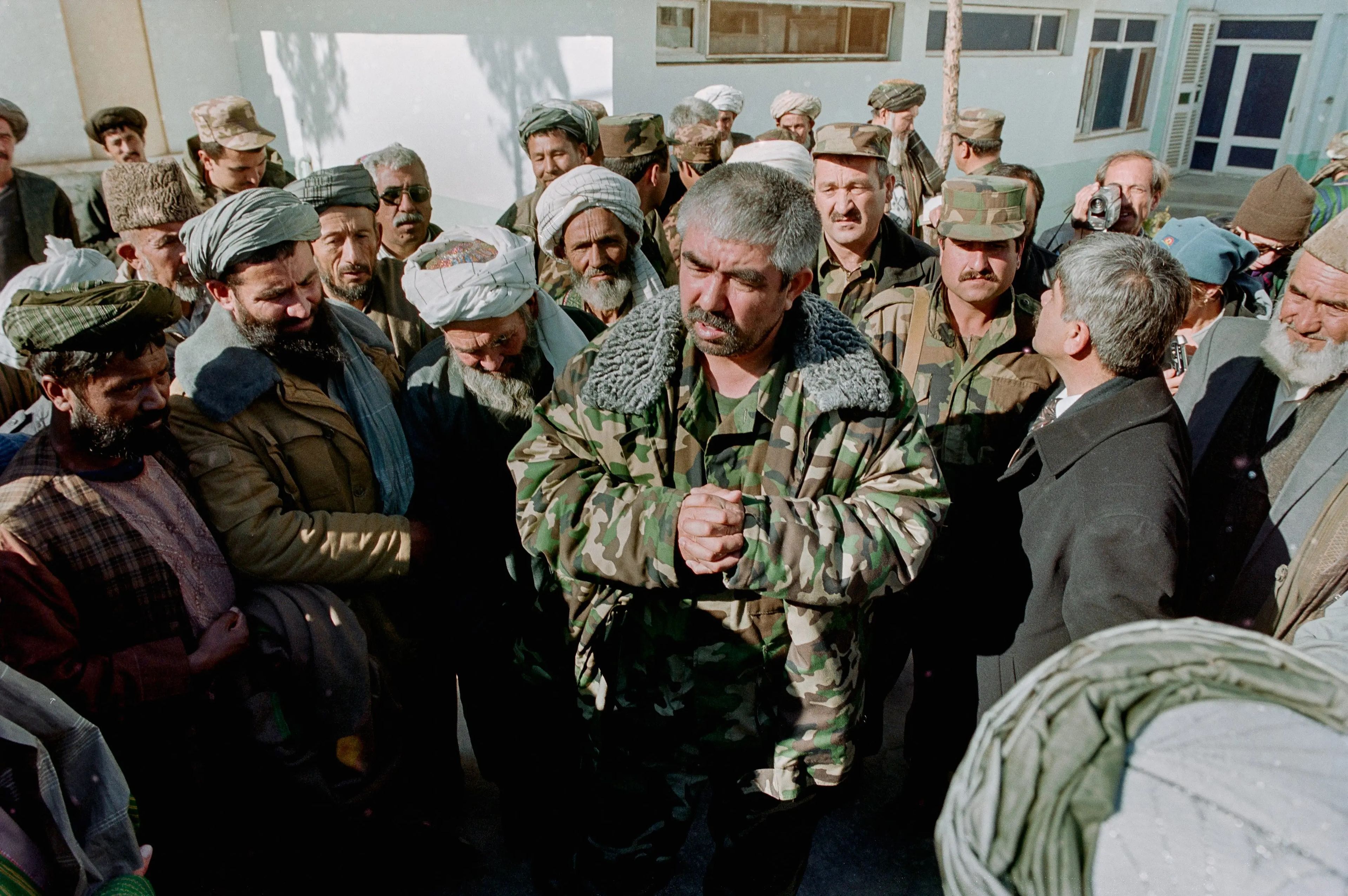 Abdul Rashid Dostum, señor de la guerra de etnia uzbeka y líder de la Alianza del Norte (o Frente Unido) contra los talibanes, en diciembre de 2001.