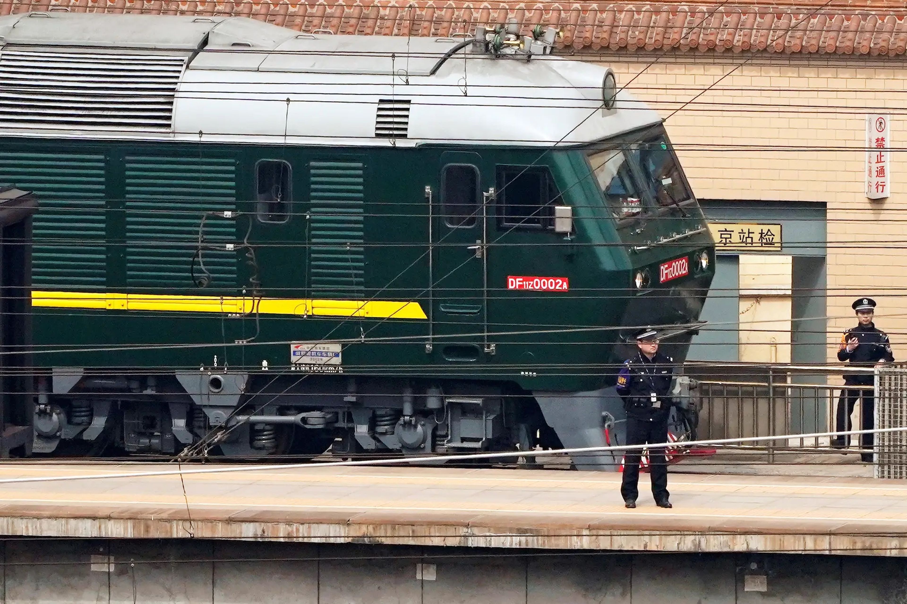 Agentes de policía vigilan junto a un tren en la estación de ferrocarril de Pekín, China.