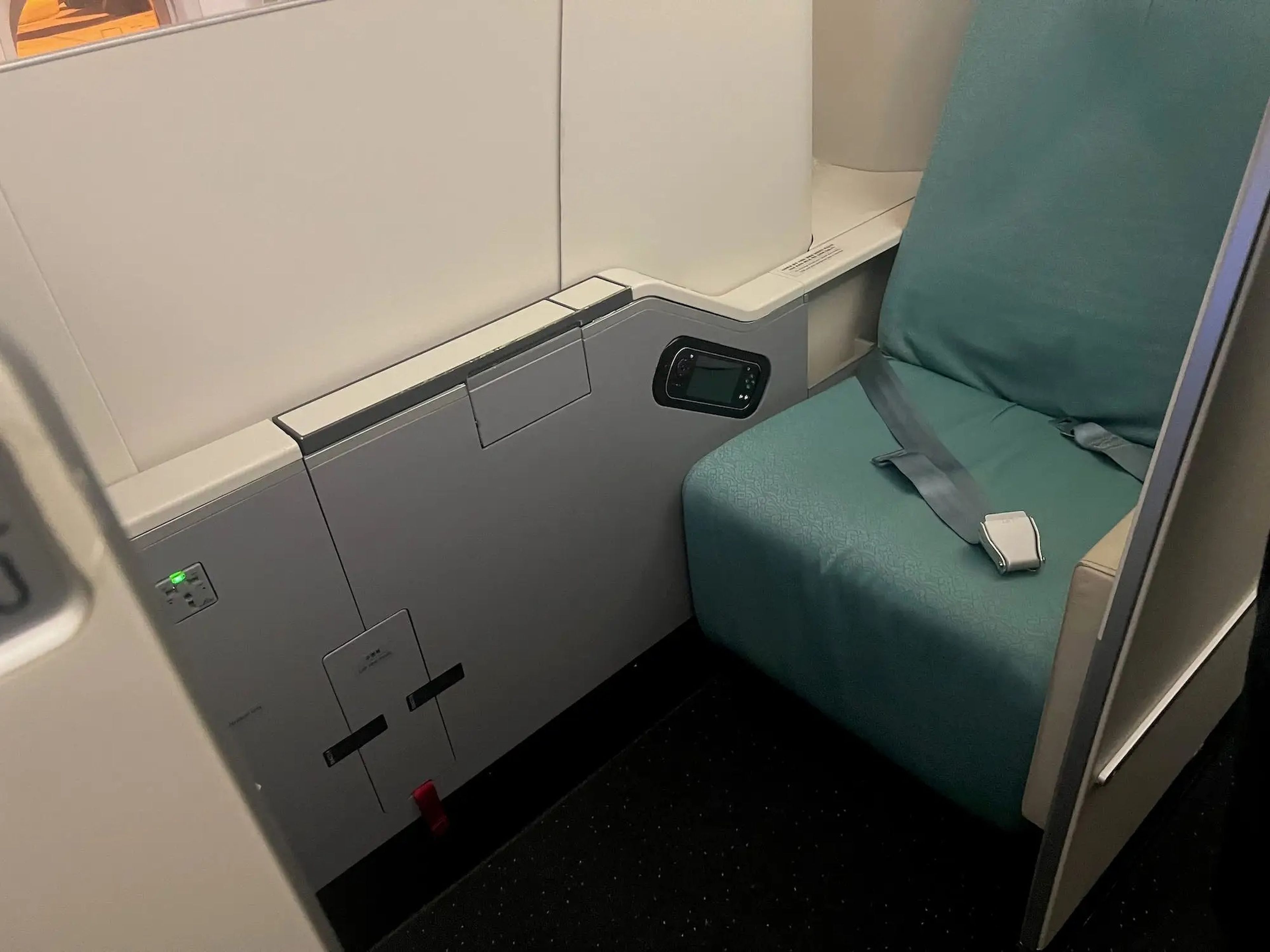 The aisle seat shows no door between the aisle and the seat.