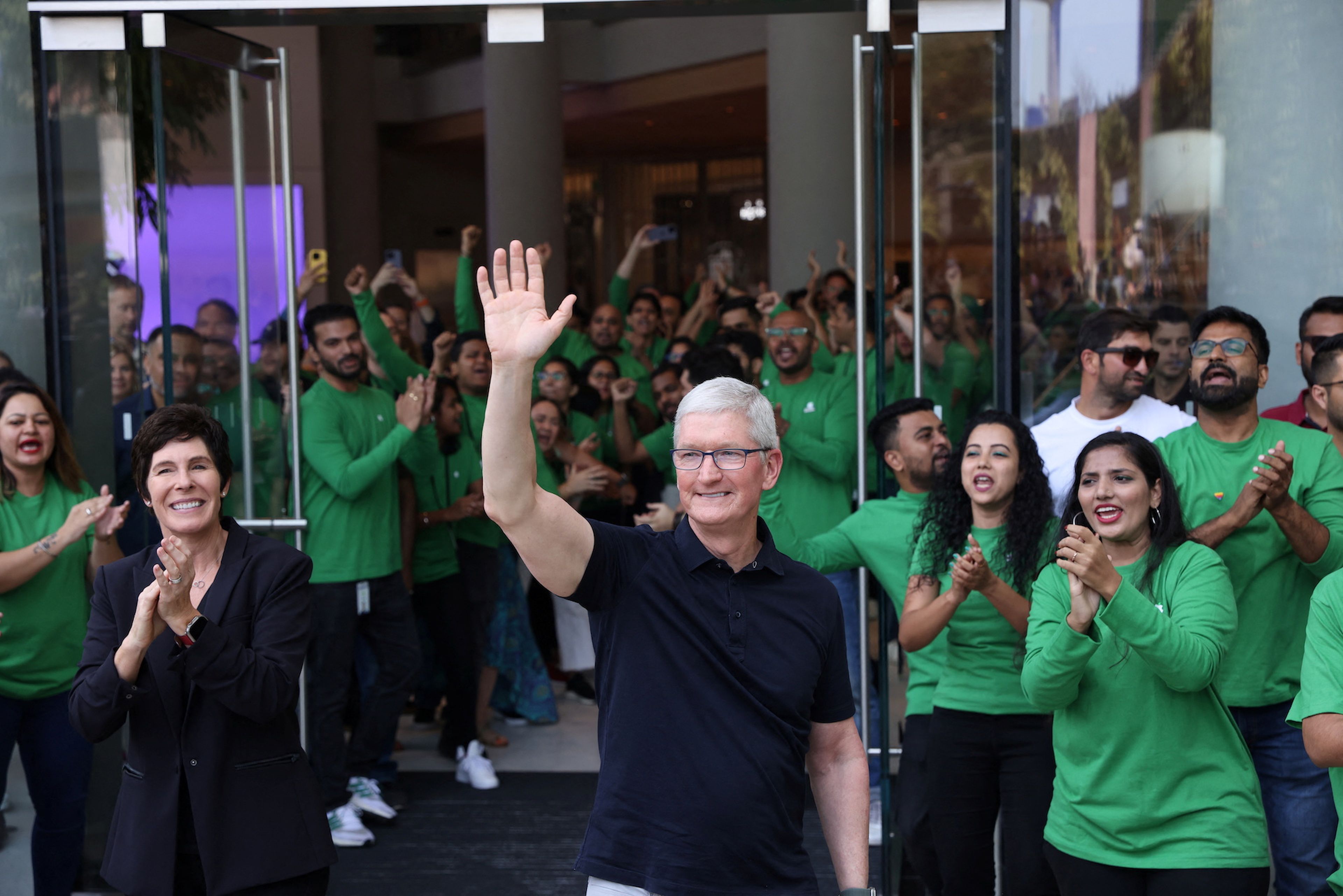 Tim Cook, CEO de Apple frente a un Apple Store en Mumbai, India.