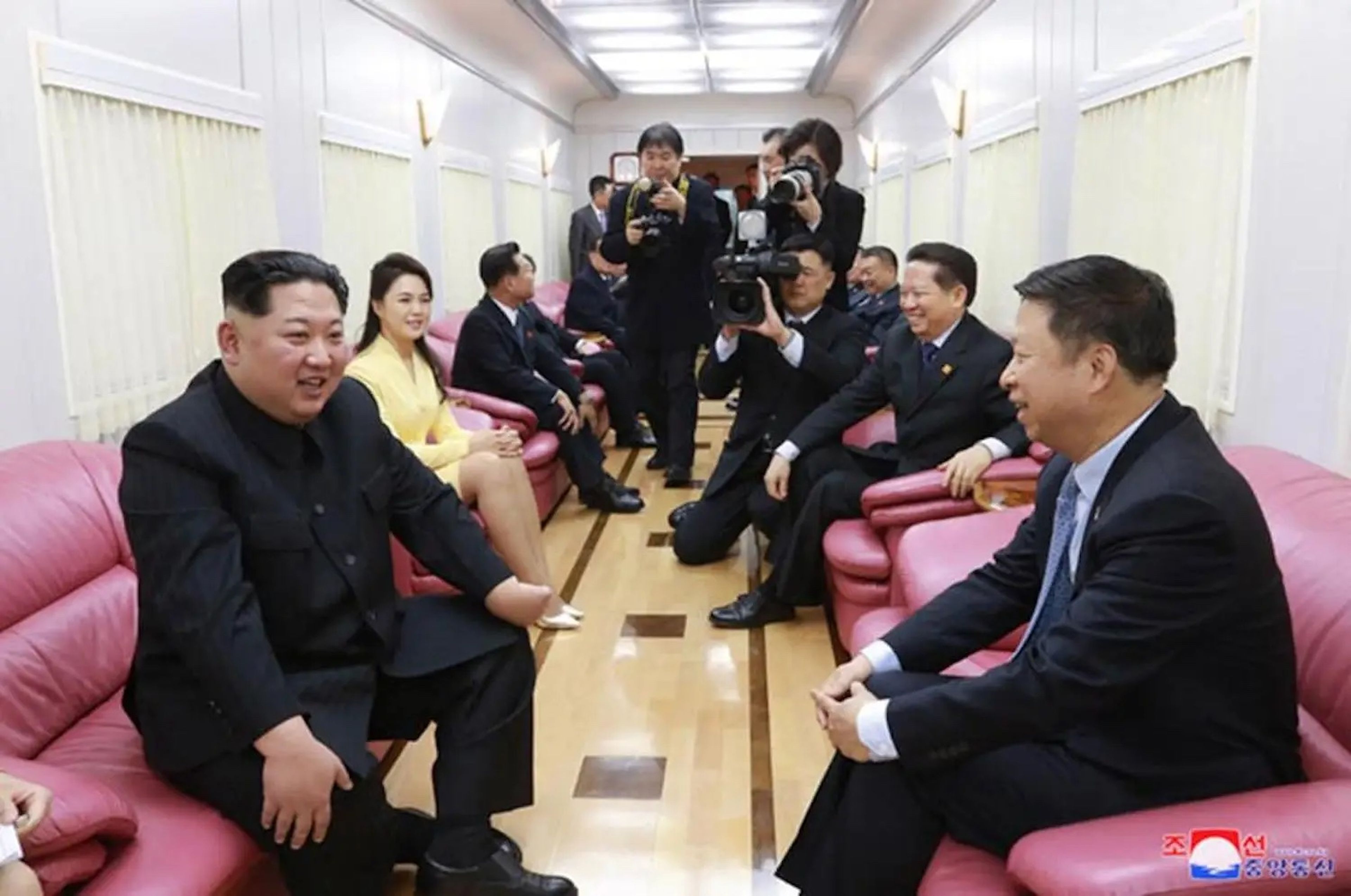 Aquí están Kim, su esposa Ri Sol Ju y otros funcionarios sentados en los sillones rosas de cuero.