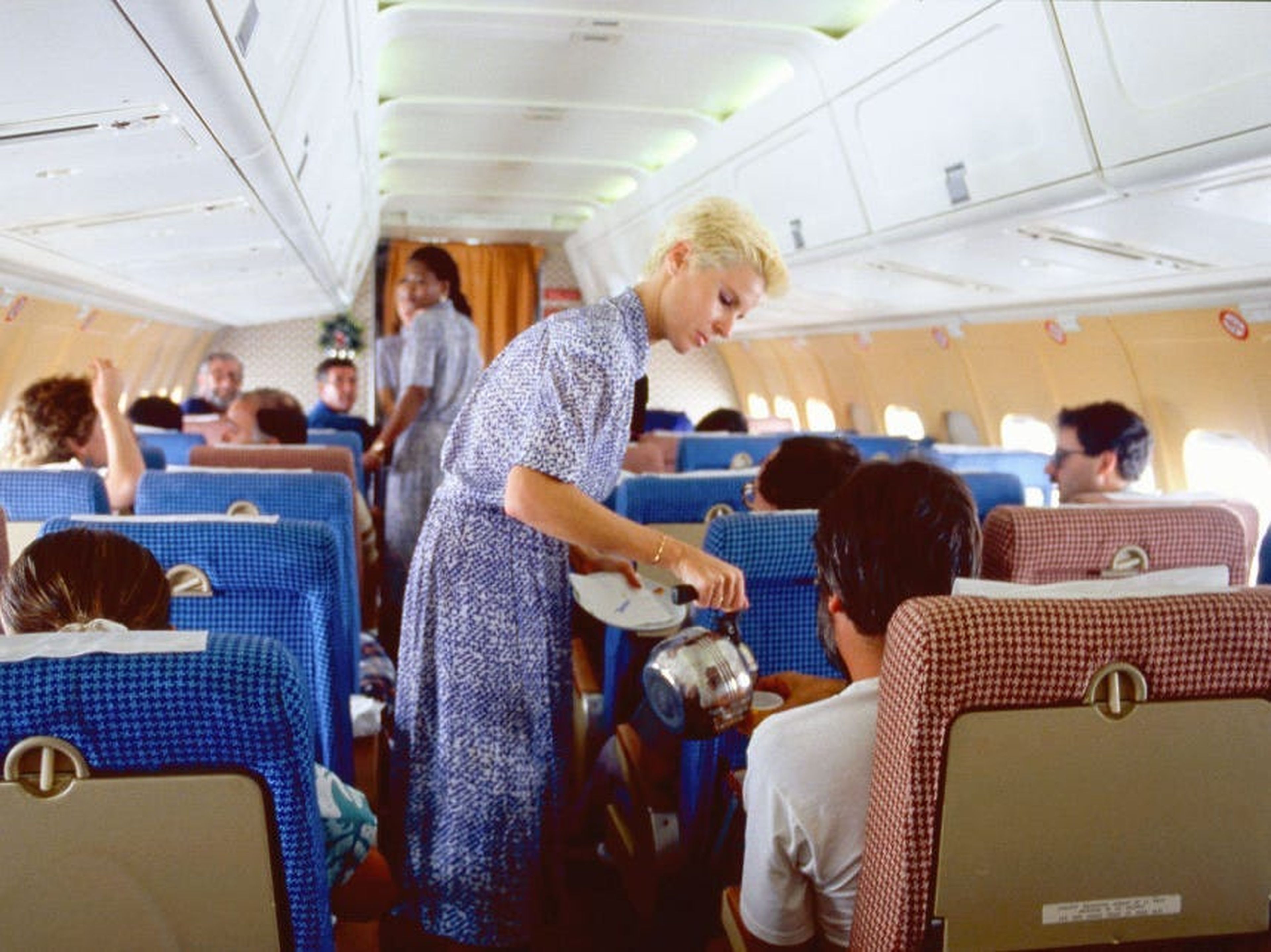 Auxiliares de vuelo en 1986, en un avión que viajaba de Madrid a Barcelona.