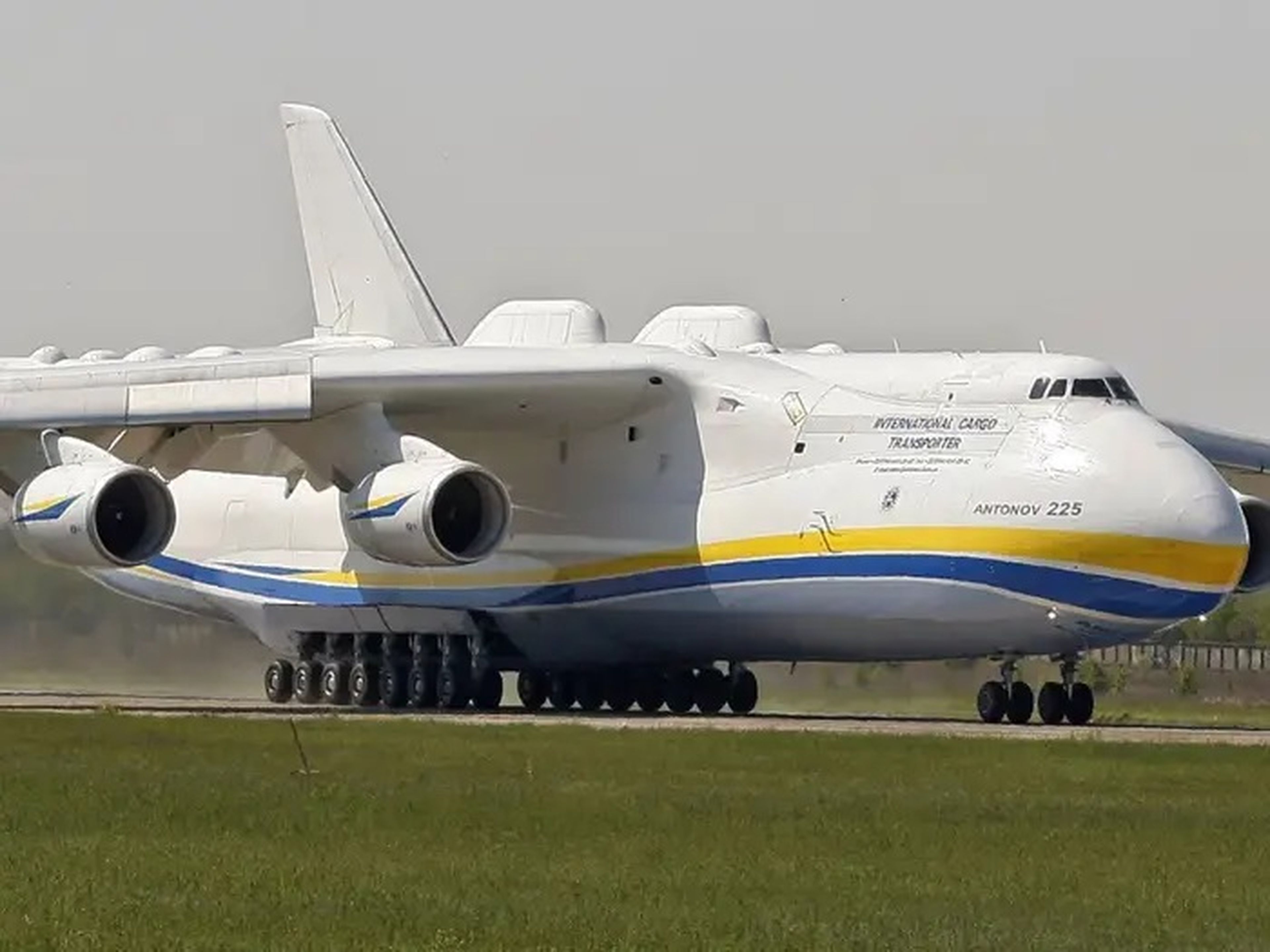 El avión An-225 antes de su destrucción.