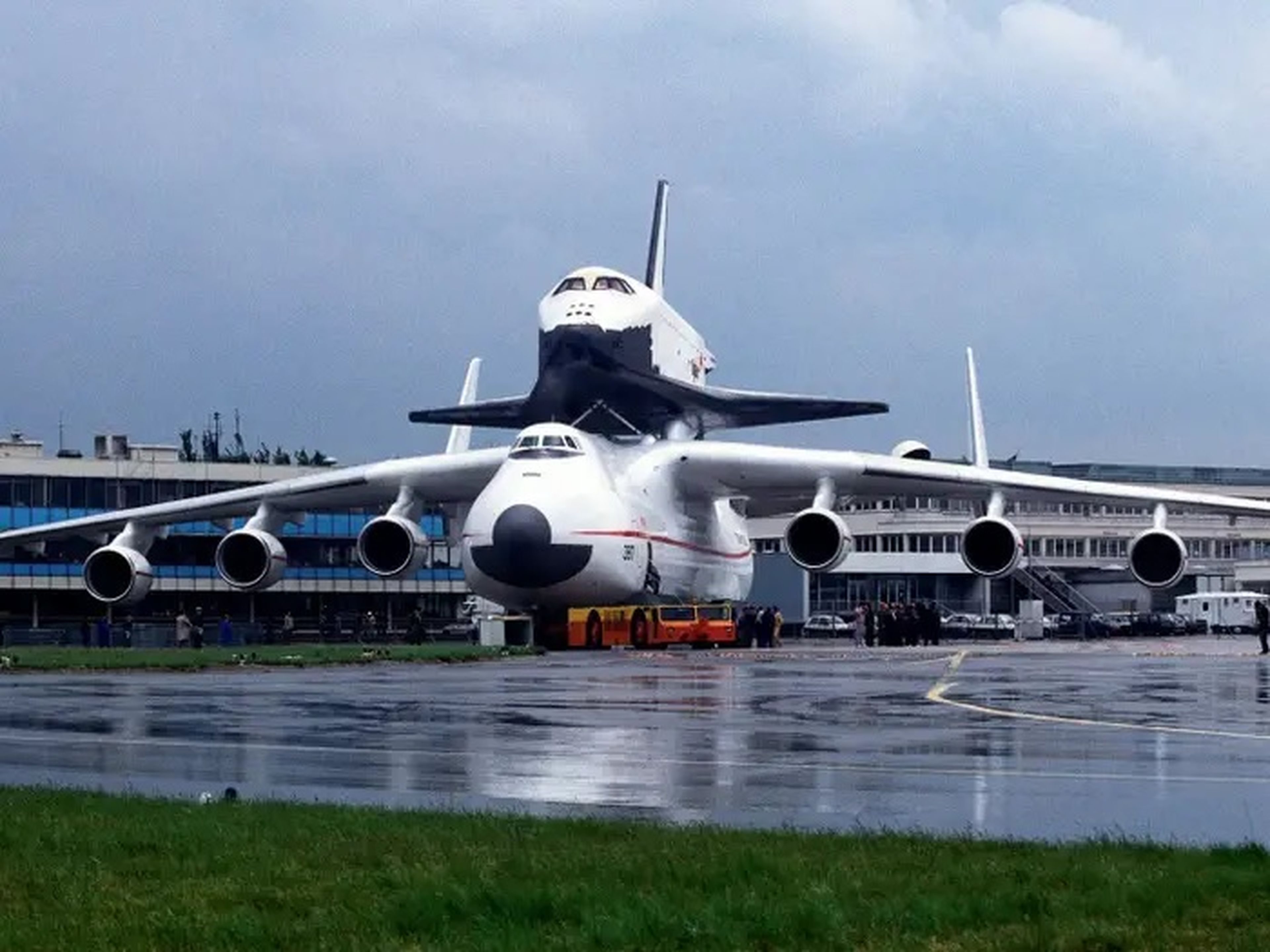 Avión An-225, con el orbitador Buran