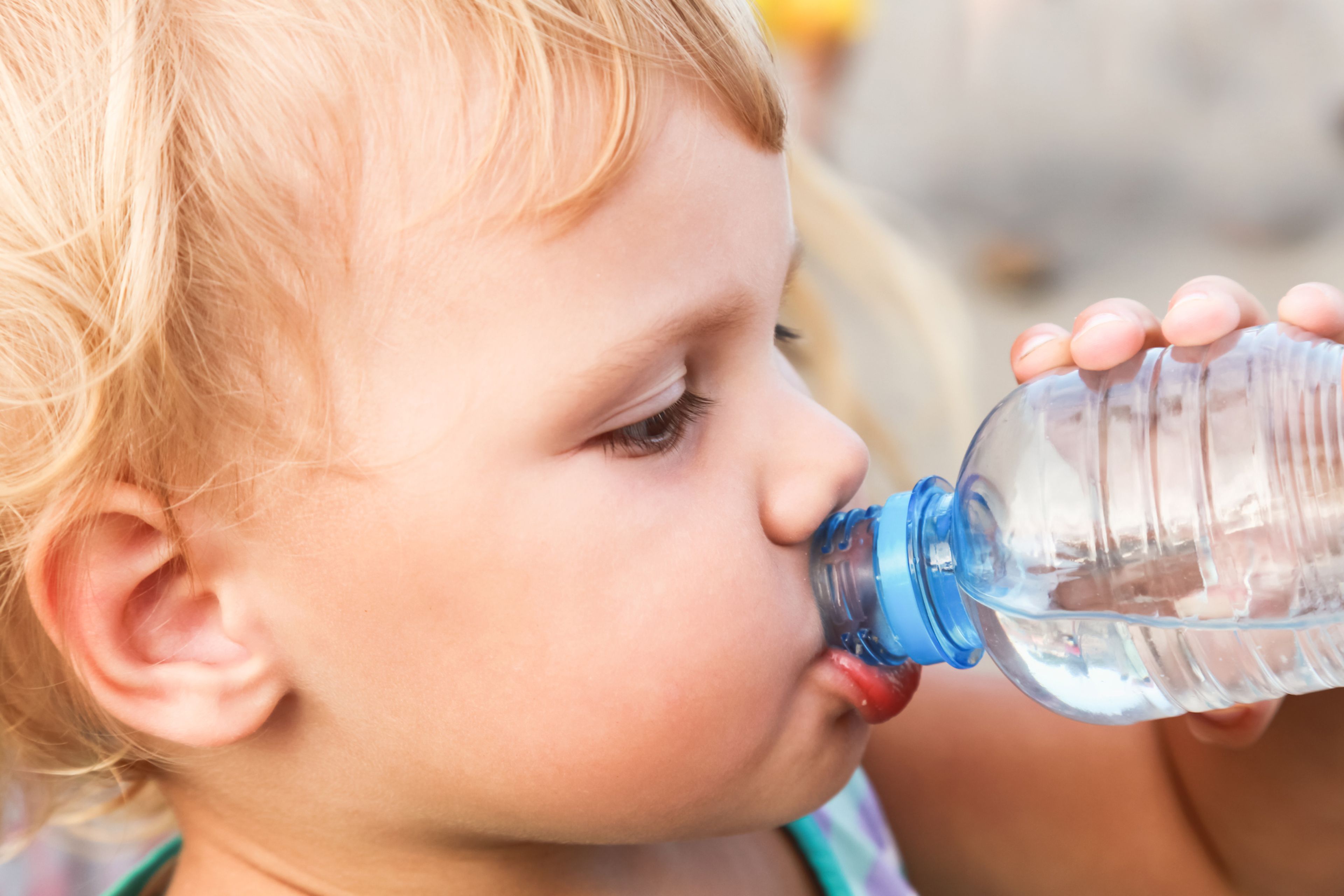Дети пьют из бутылки. Питьевая вода и здоровье ребенка. Ребенок пьет воду из пластиковой бутылки. Дети пьют газировку. Ребенок пьет из бутылки.