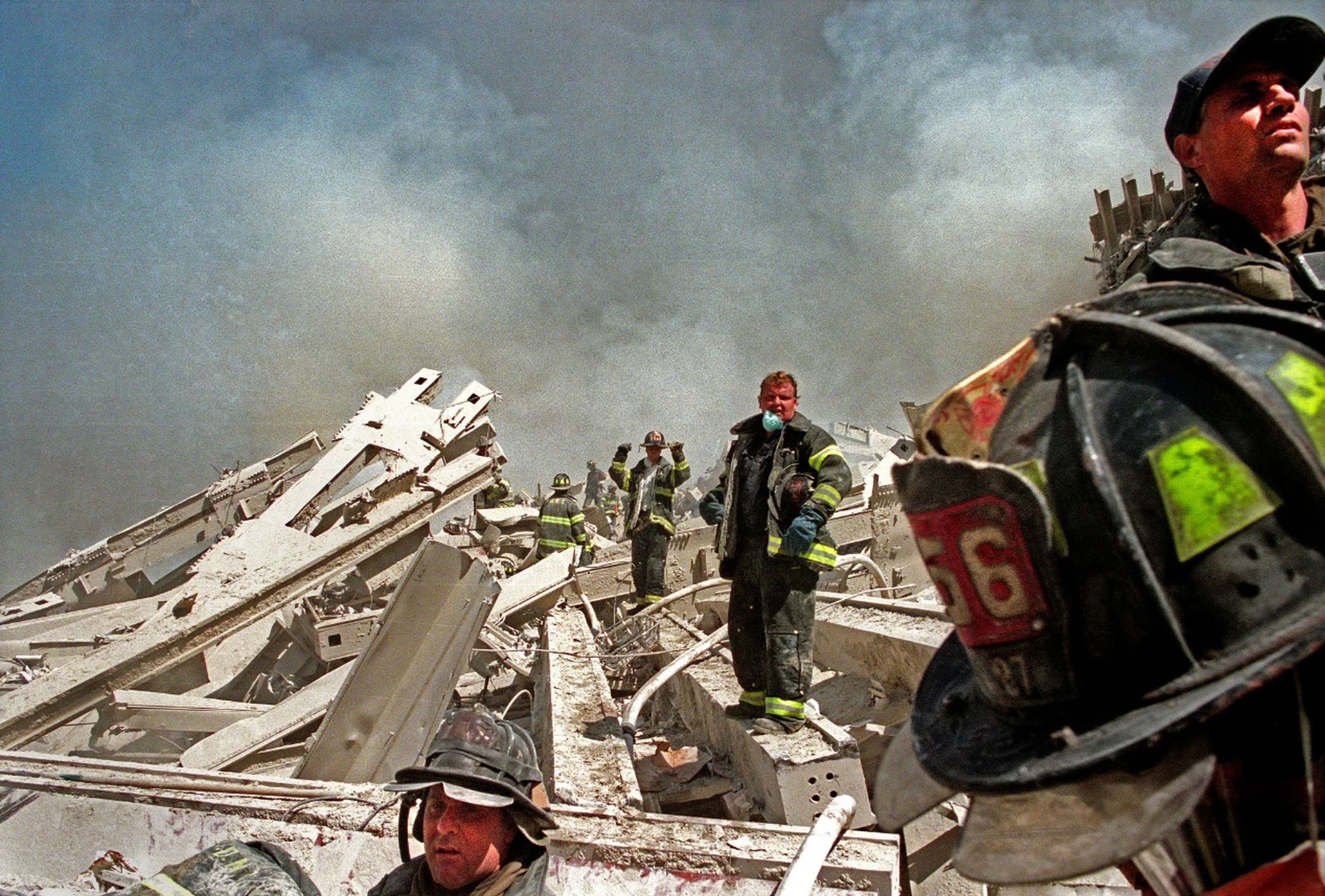 Los bomberos formaron una línea para recoger los restos de la Torre Sur del World Trade Center, en una infructuosa búsqueda de supervivientes.