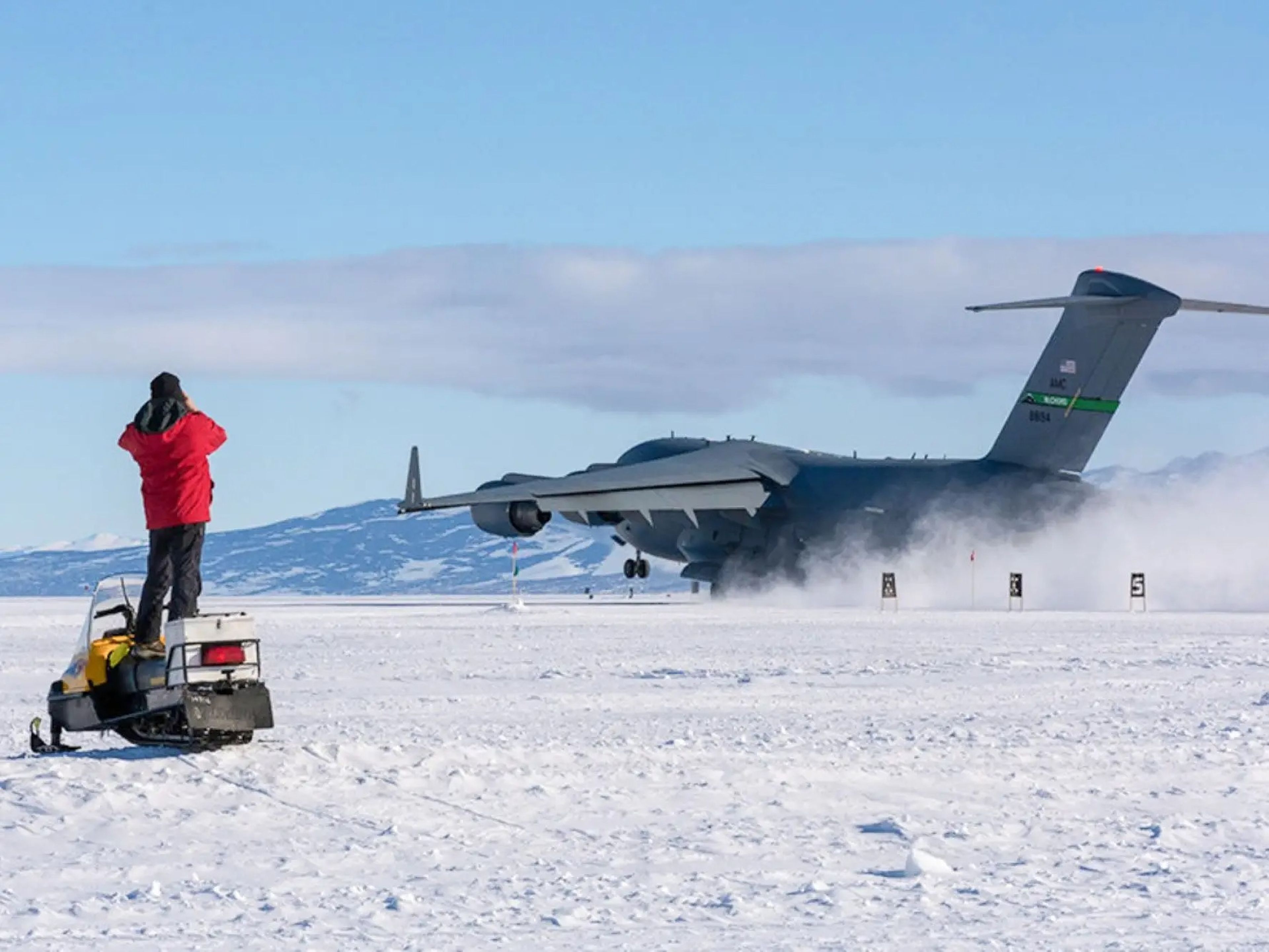 Utilizada por las Fuerzas Aéreas estadounidenses, la pista Phoenix de la Antártida se construye compactando densamente la nieve hasta que es "casi tan dura como el hormigón".