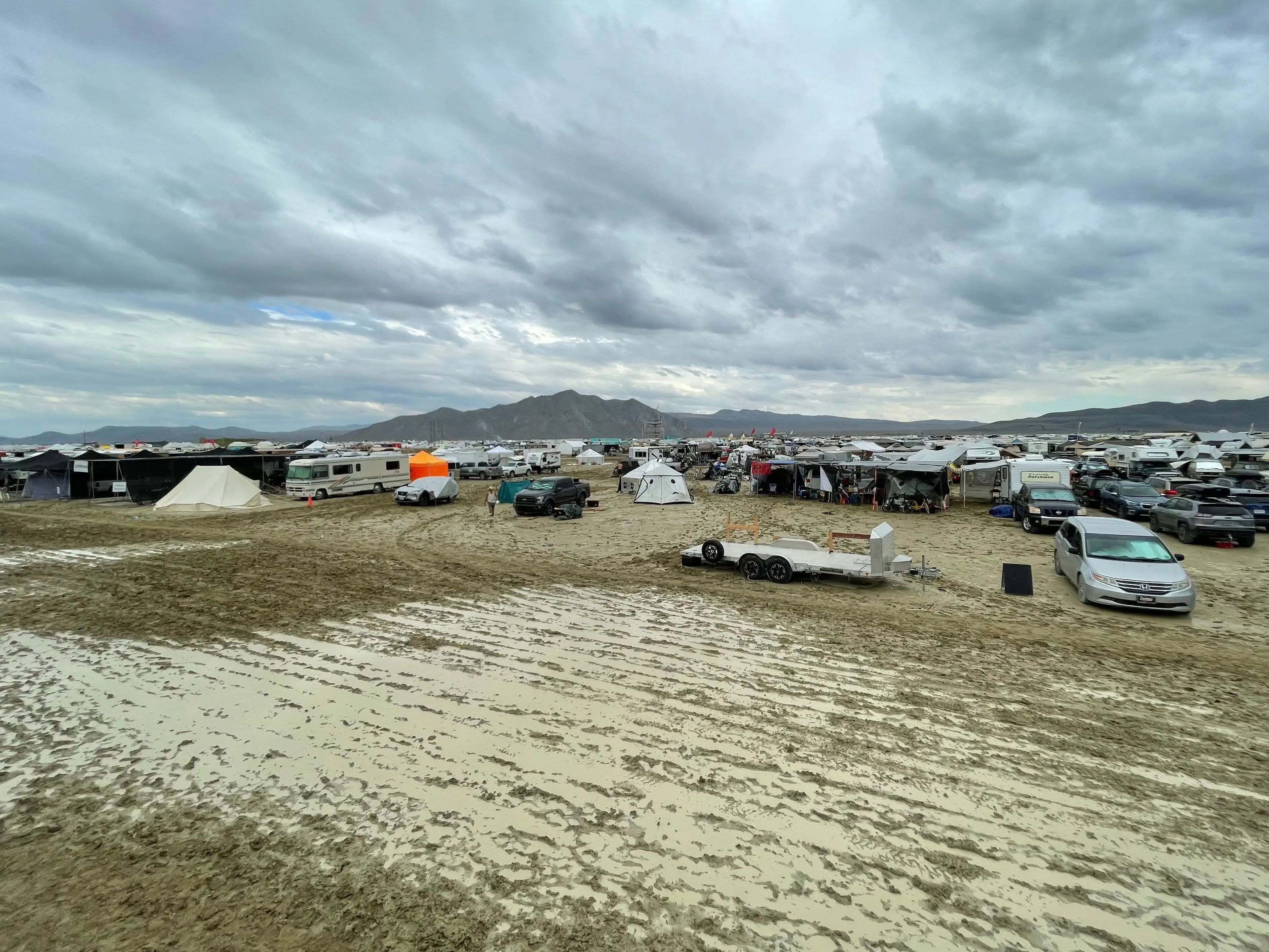 Los asistentes a Burning Man tuvieron que lidiar con un camping cubierto de barro y anegado.