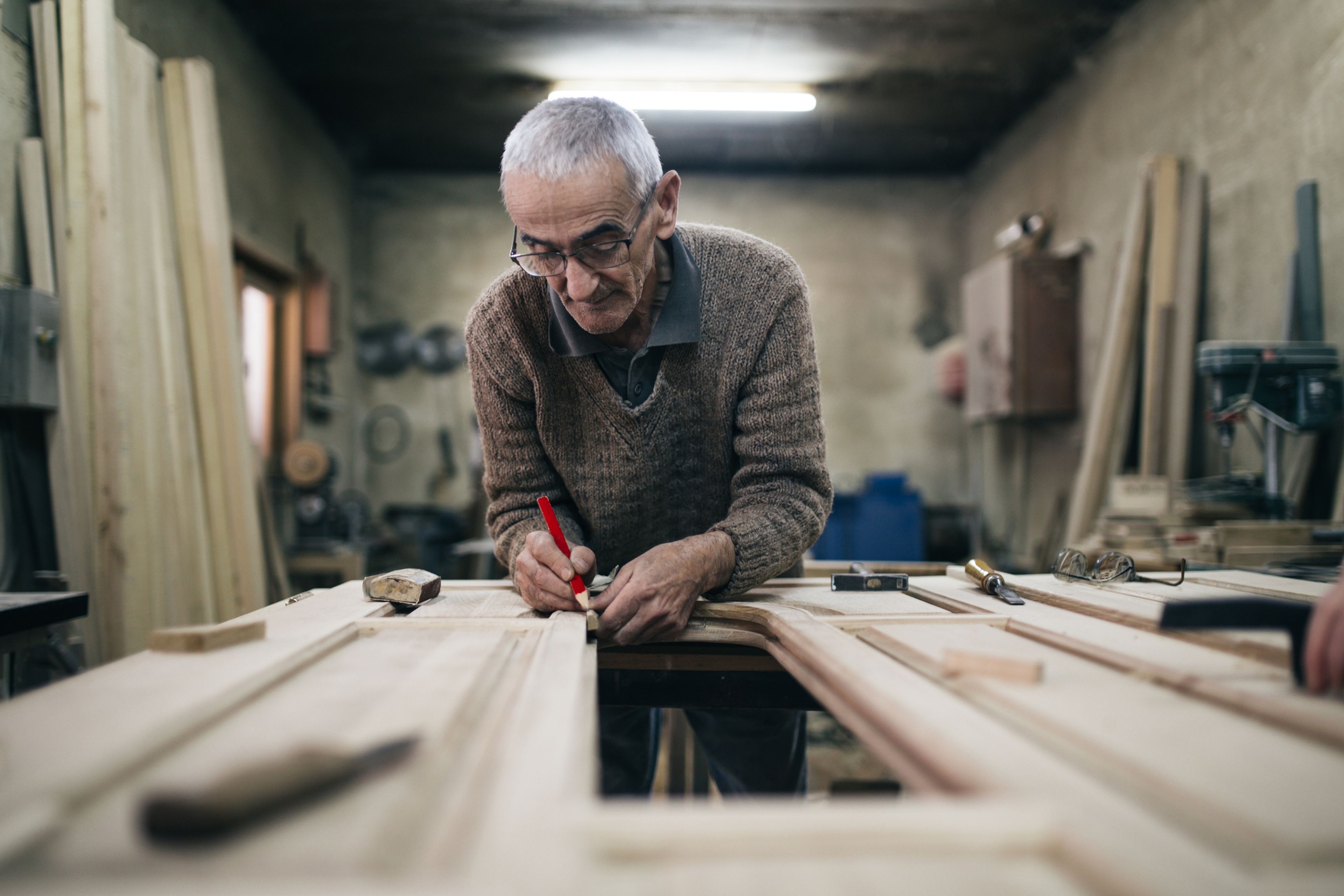 Un carpintero trabajando en su taller. 