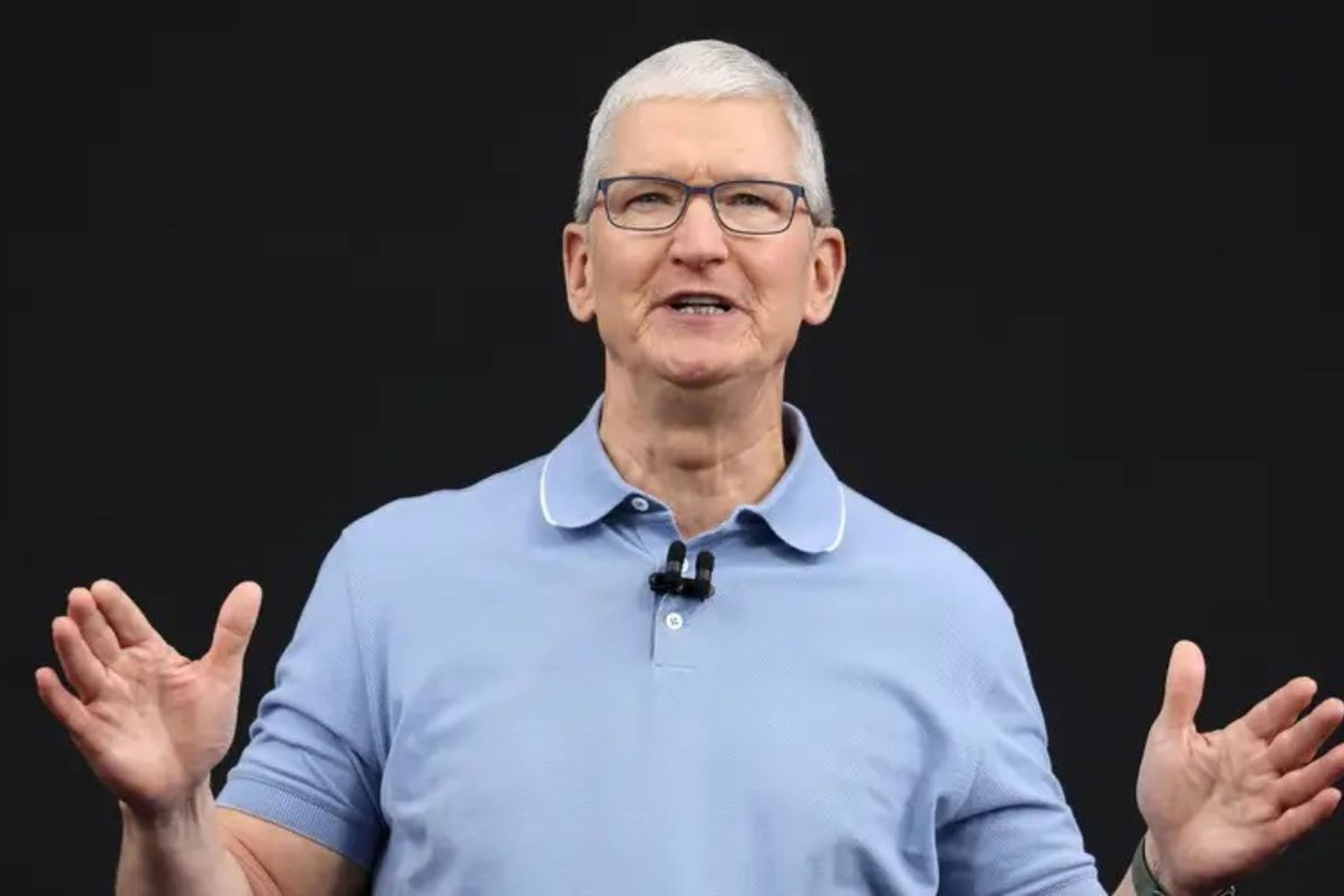 El CEO de Apple, Tim Cook, habla antes del inicio de la Conferencia Mundial de Desarrolladores de Apple en su sede, el 5 de junio de 2023, en Cupertino, California.