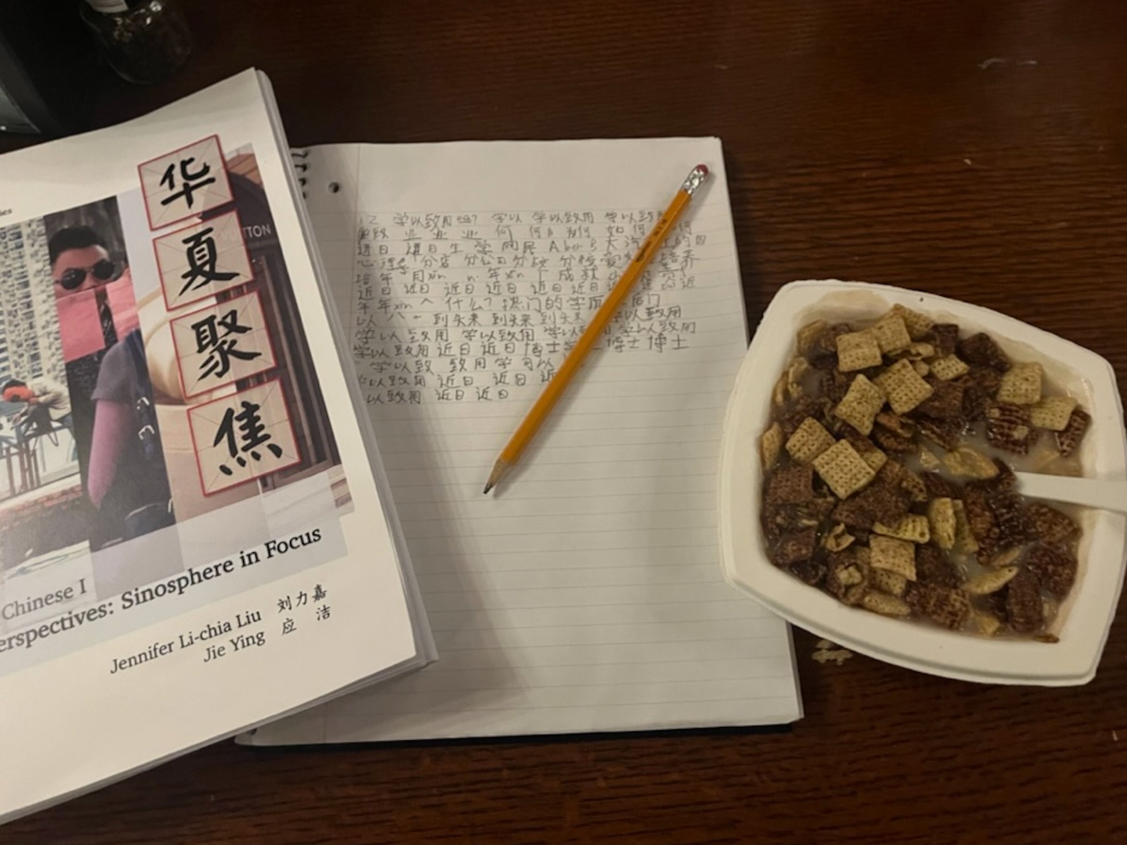 Mis cereales y mis apuntes de chino durante el "Brain Break".