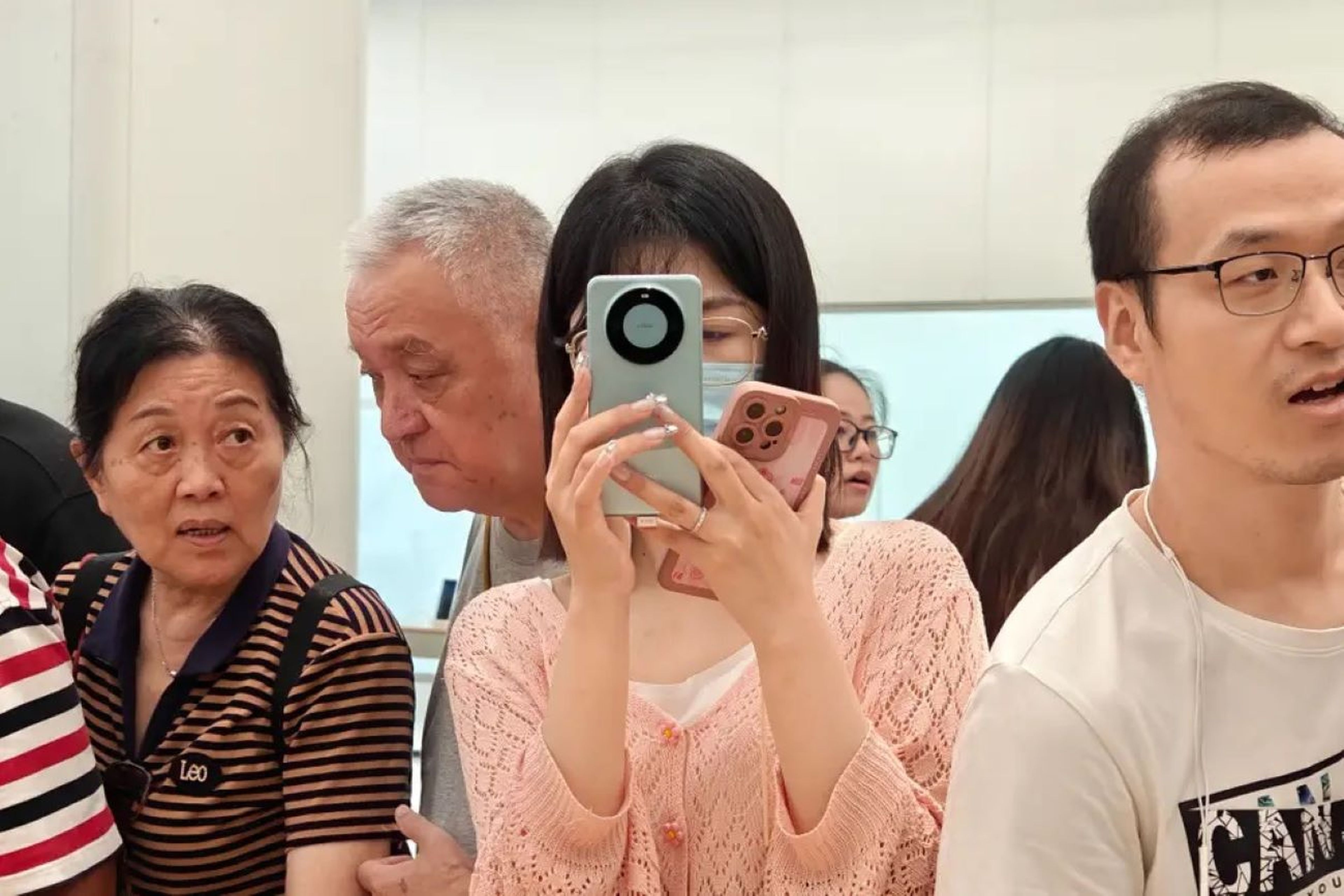 Una clienta prueba el smartphone Huawei Mate 60 en una tienda insignia de Huawei el 4 de septiembre de 2023 en Shanghái, China.