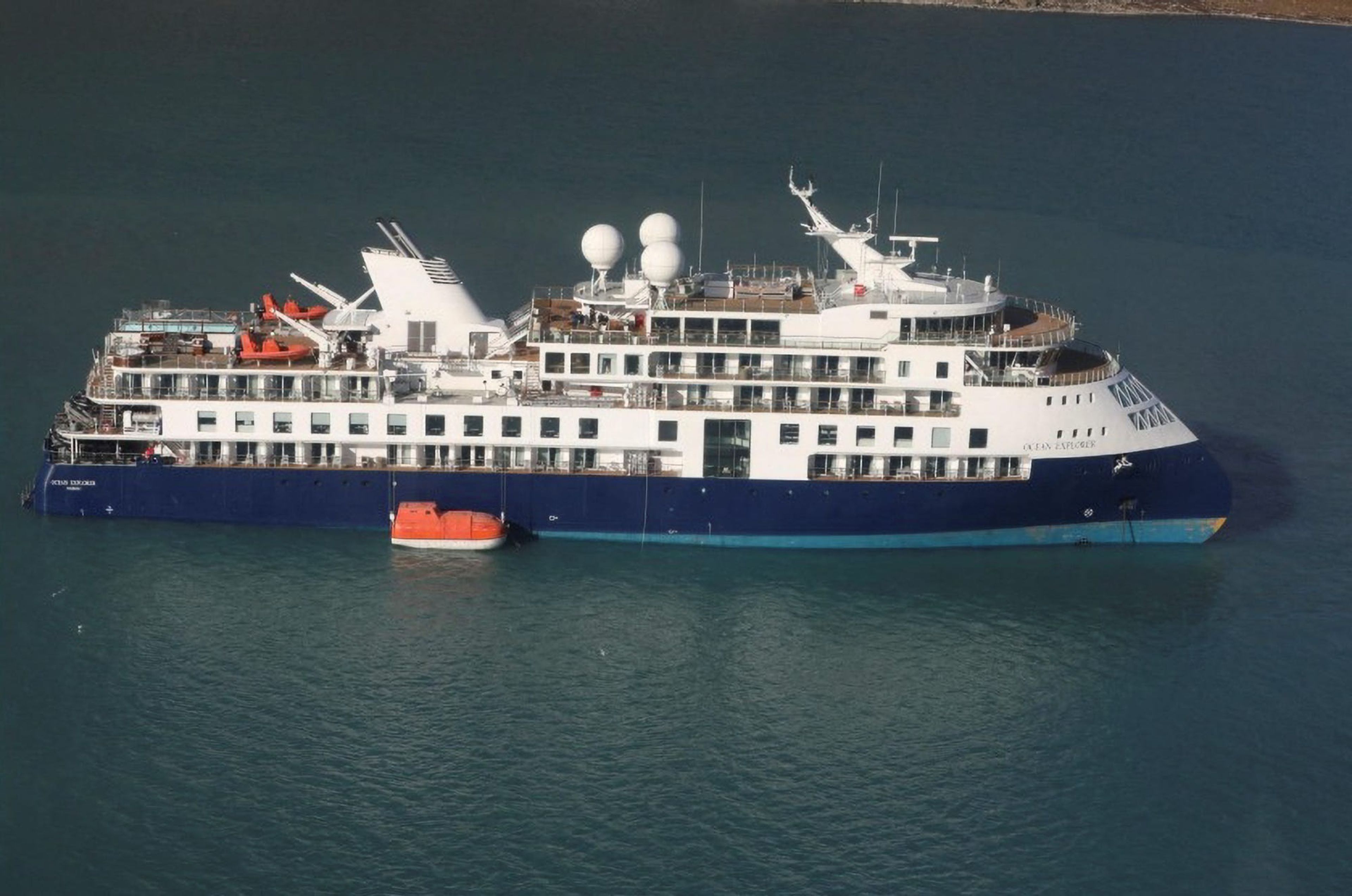 El crucero Ocean Explorer encalló y quedó varado en Groenlandia el lunes.