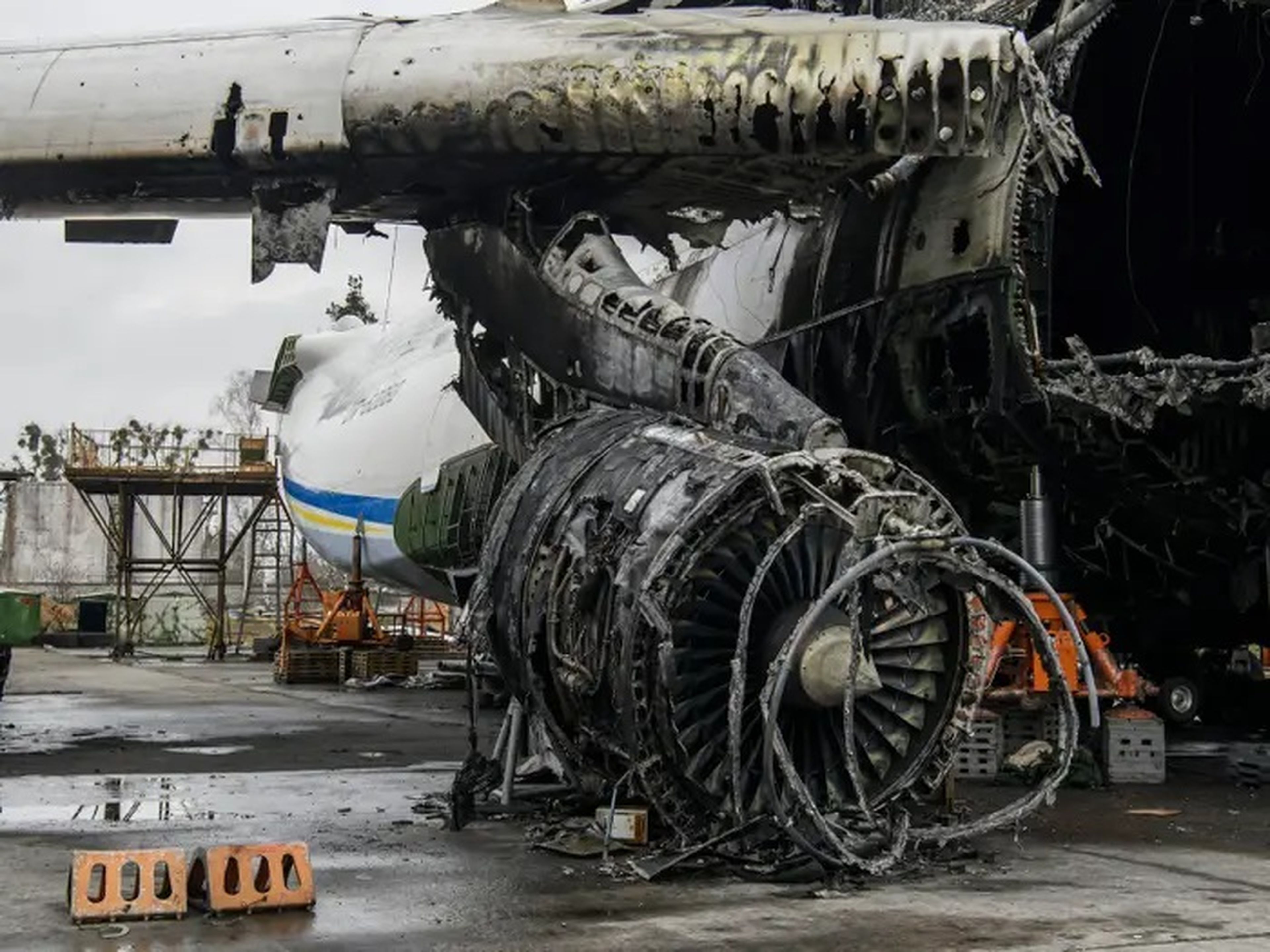 Desmantelamiento del An-225 en el aeródromo de Hostomel, cerca de Kiev (Ucrania), en abril de 2023.