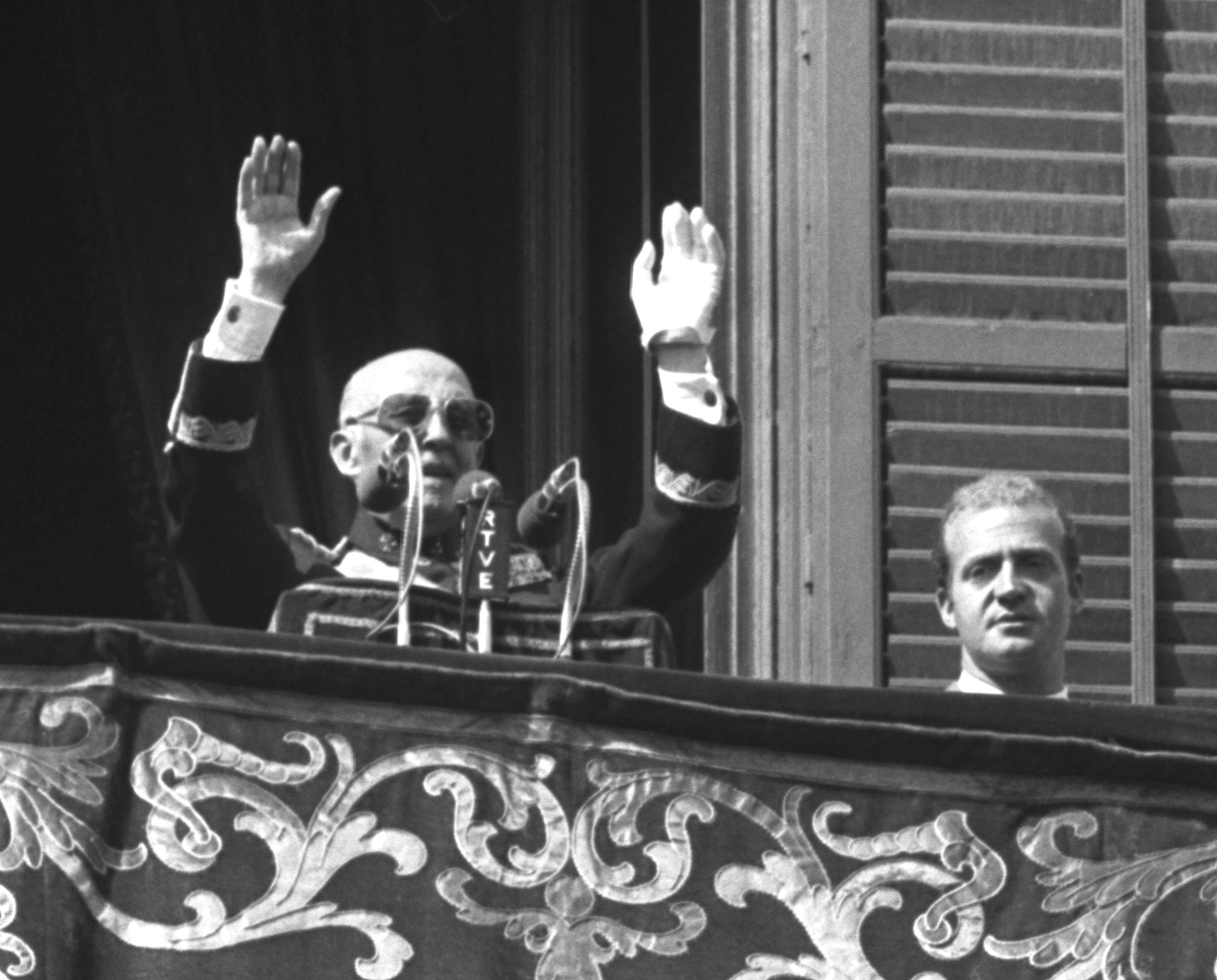 El dictador hablando desde el balcón del Palacio Real de Madrid junto al entonces príncipe Juan Carlos.