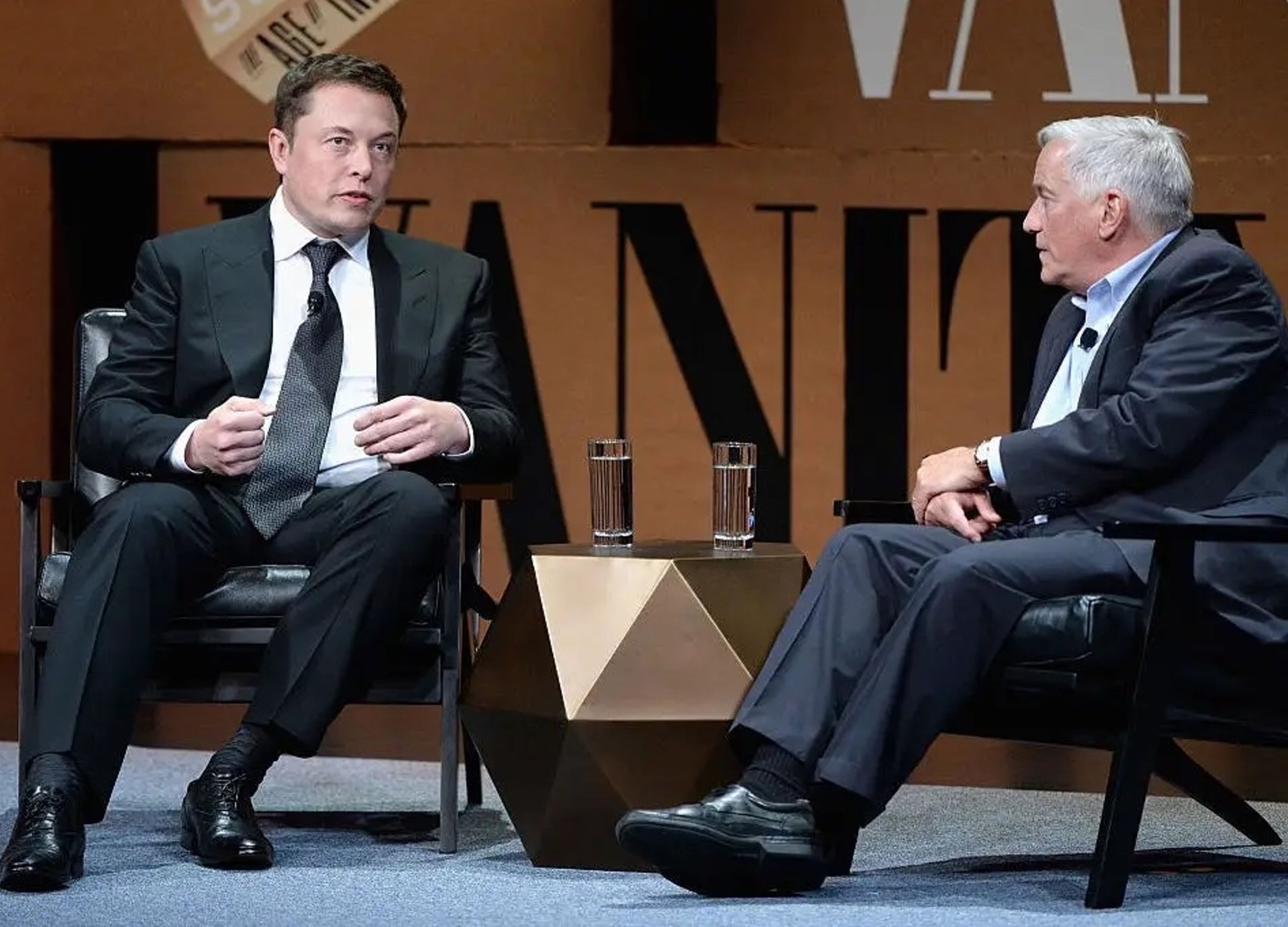 Elon Musk (izquierda) permitió que Walter Isaacson (derecha) le siguiera durante 3 años para escribir su biografía