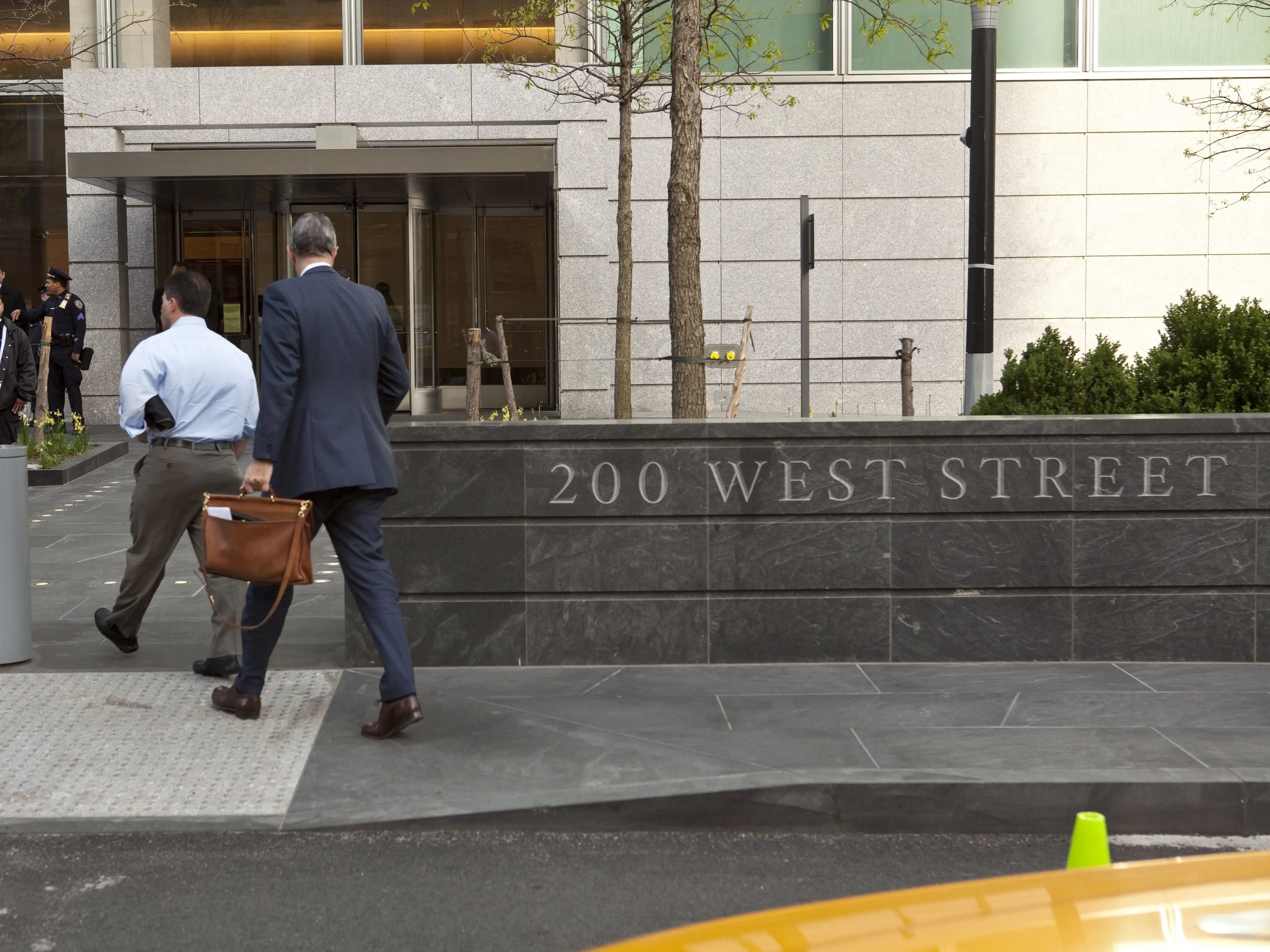 Empleados llegando a la sede de Goldman Sachs en el bajo Manhattan.