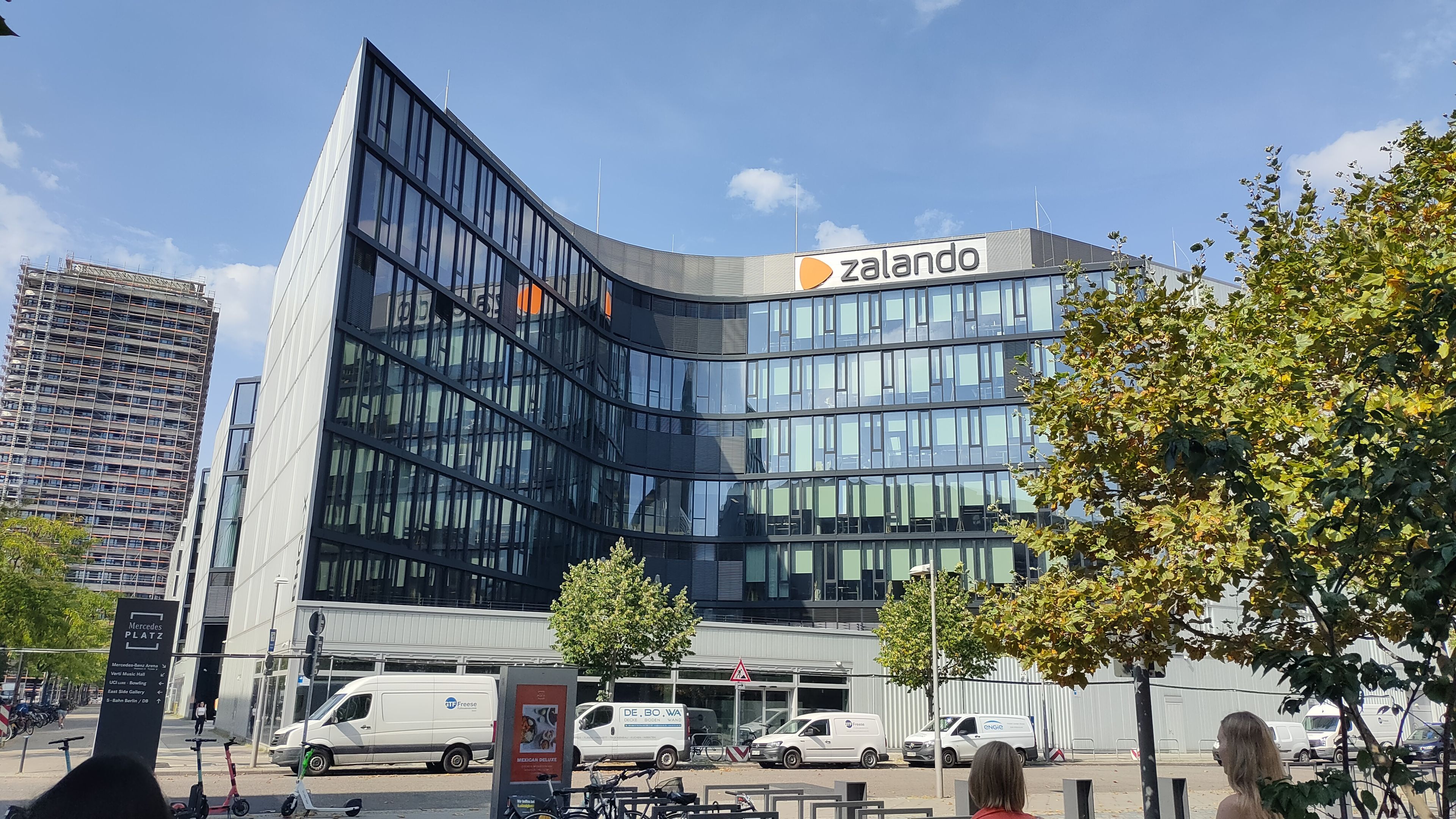 Fachada de la sede de Zalando en Mercedes Platz.