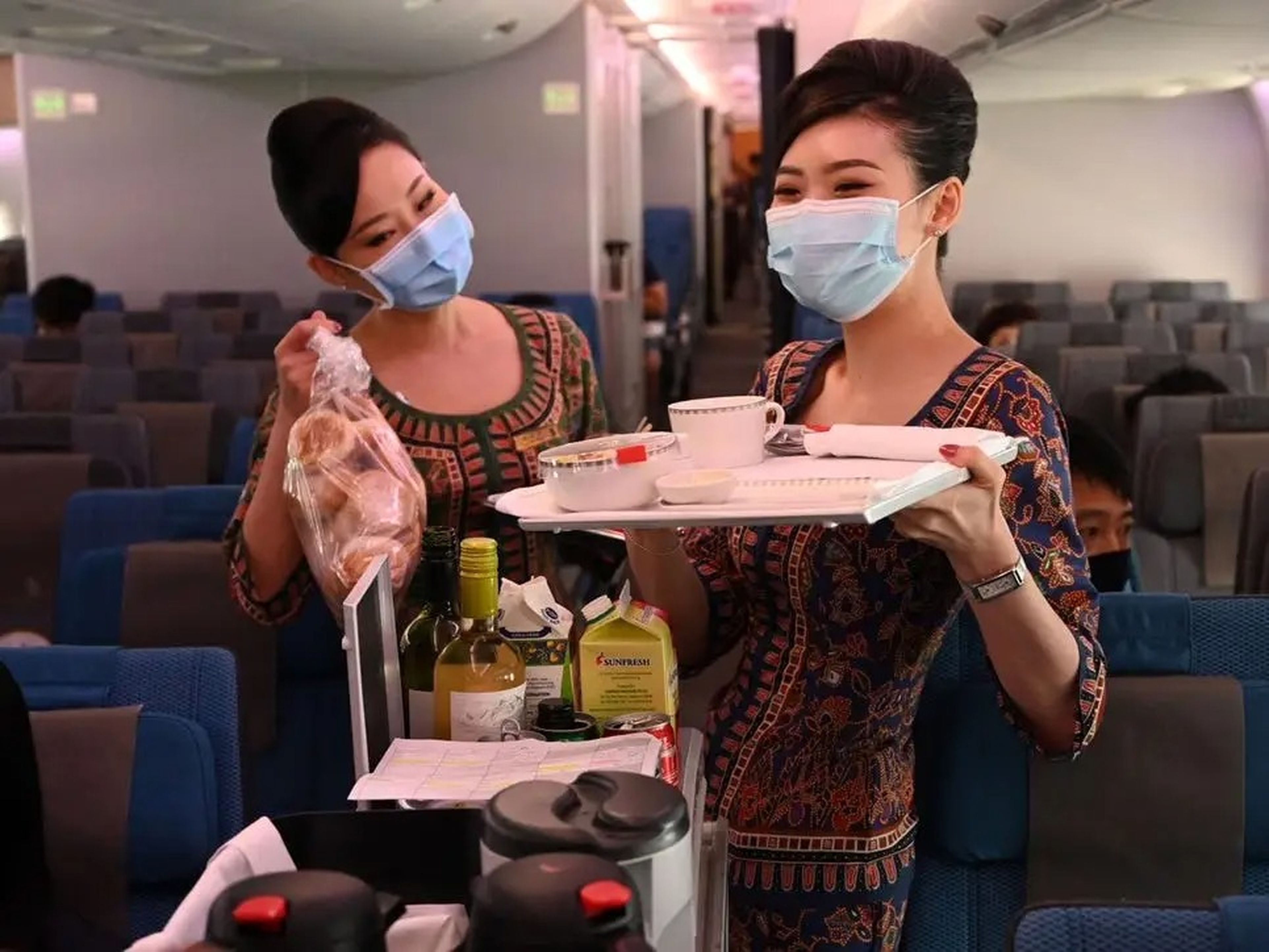 Azafatas de Singapore Airlines a bordo del A380 de la aerolínea en 2020, cuando se convirtió en un restaurante.