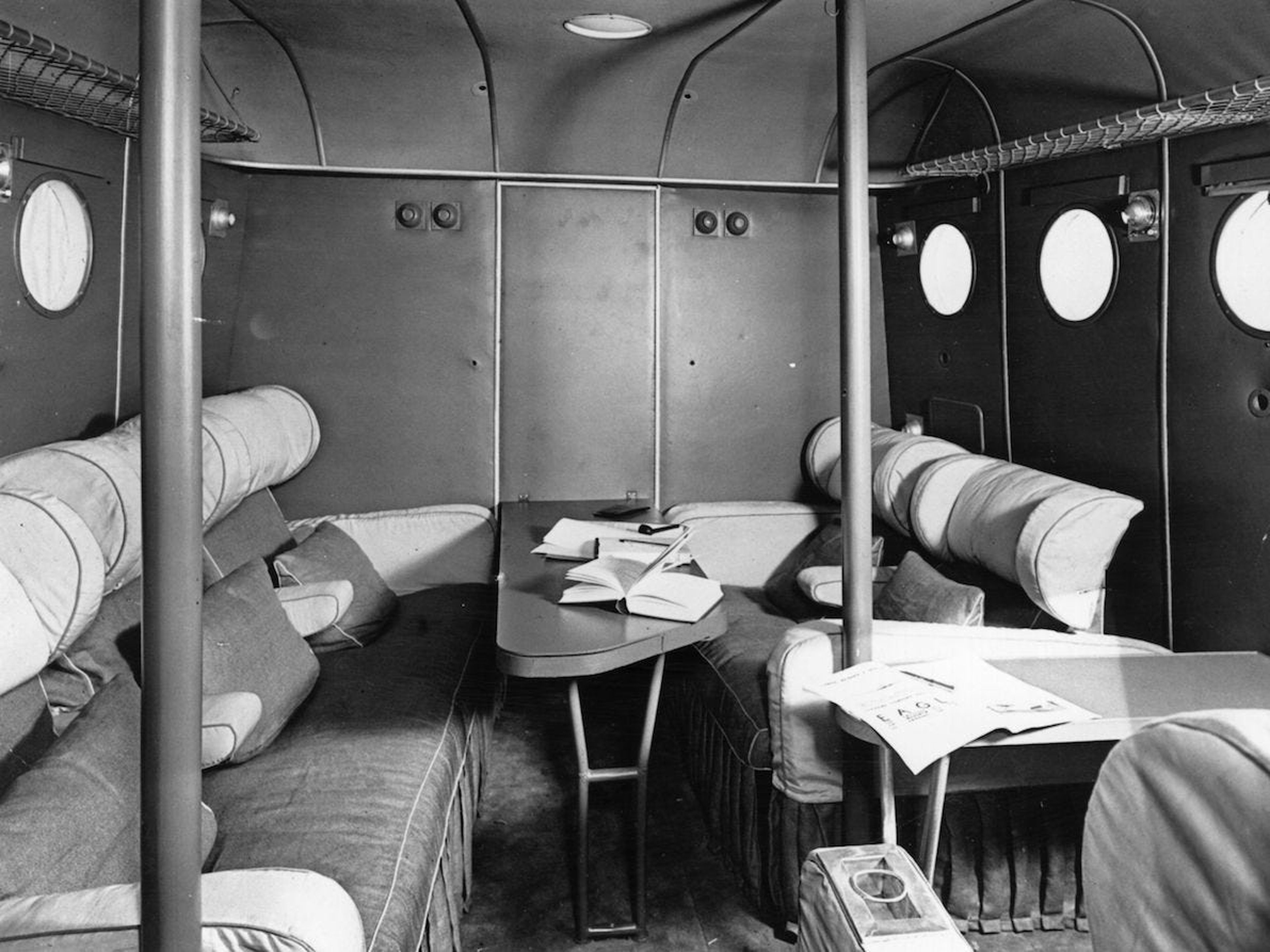 Una cabina de avión en 1936.