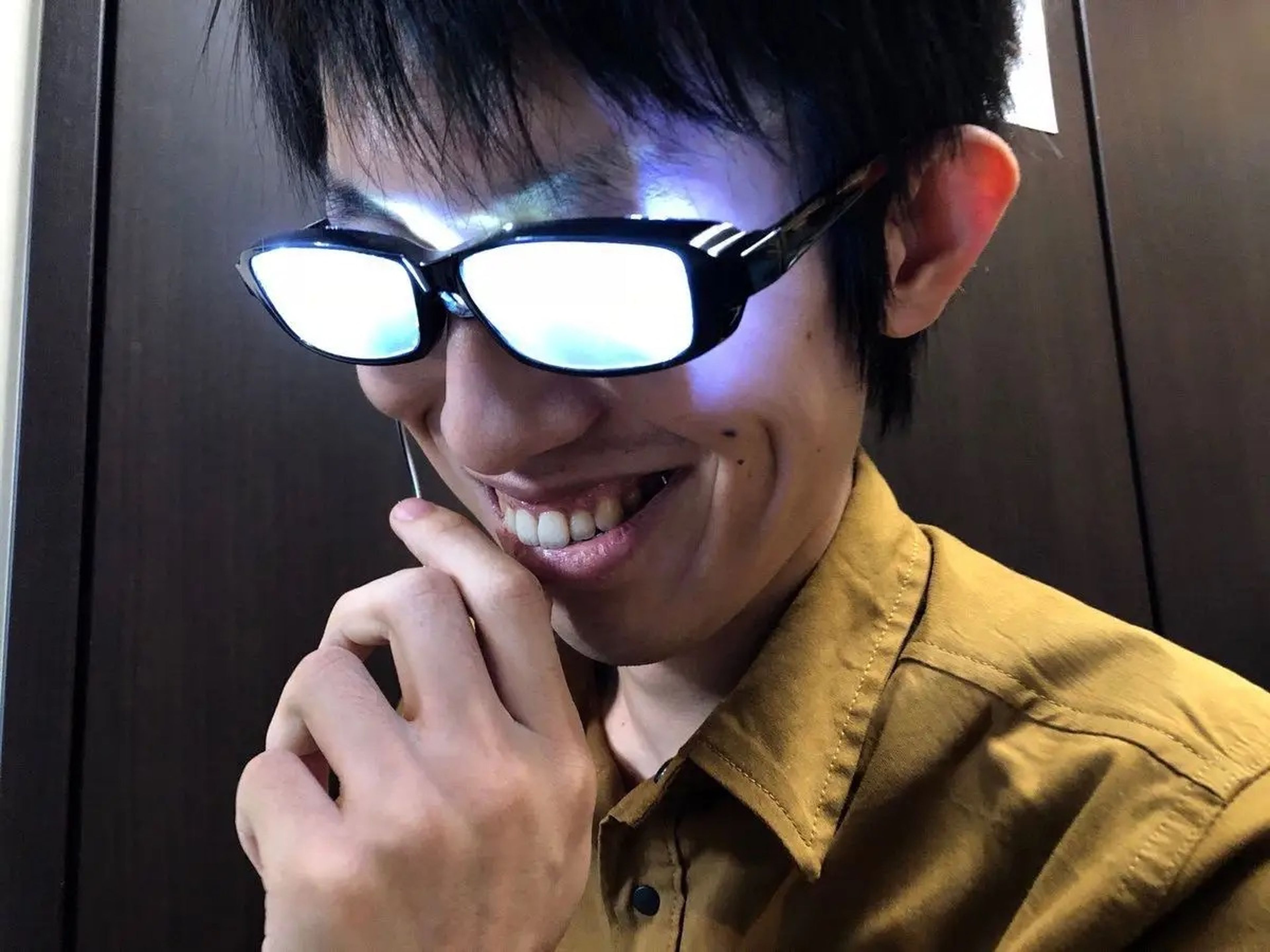 Las gafas brillantes de Kazuya ayudan al usuario a imitar a determinados personajes de manga y anime 'empollones, pero guays'. En cambio, no ayudan mucho a la hora de ver mejor.